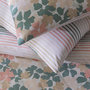 Voir la diapositive 2 : FUTURE HOME Parure de lit 2 personnes fleurie réversible rayures