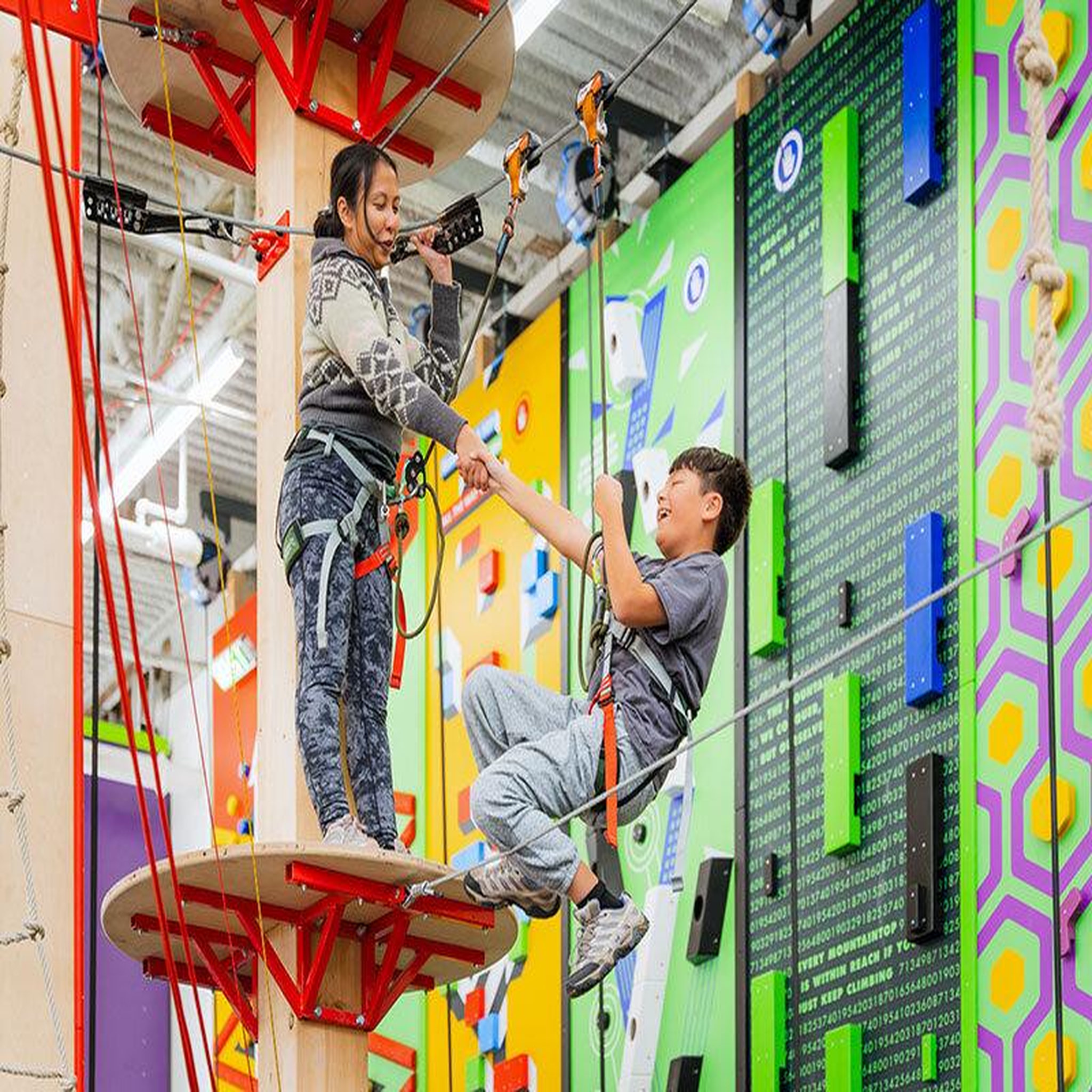 Voir la diapositive 2 : Smartbox Session d'escalade en salle de 2h en duo à Strasbourg avec boissons - Coffret Cadeau Sport & Aventure
