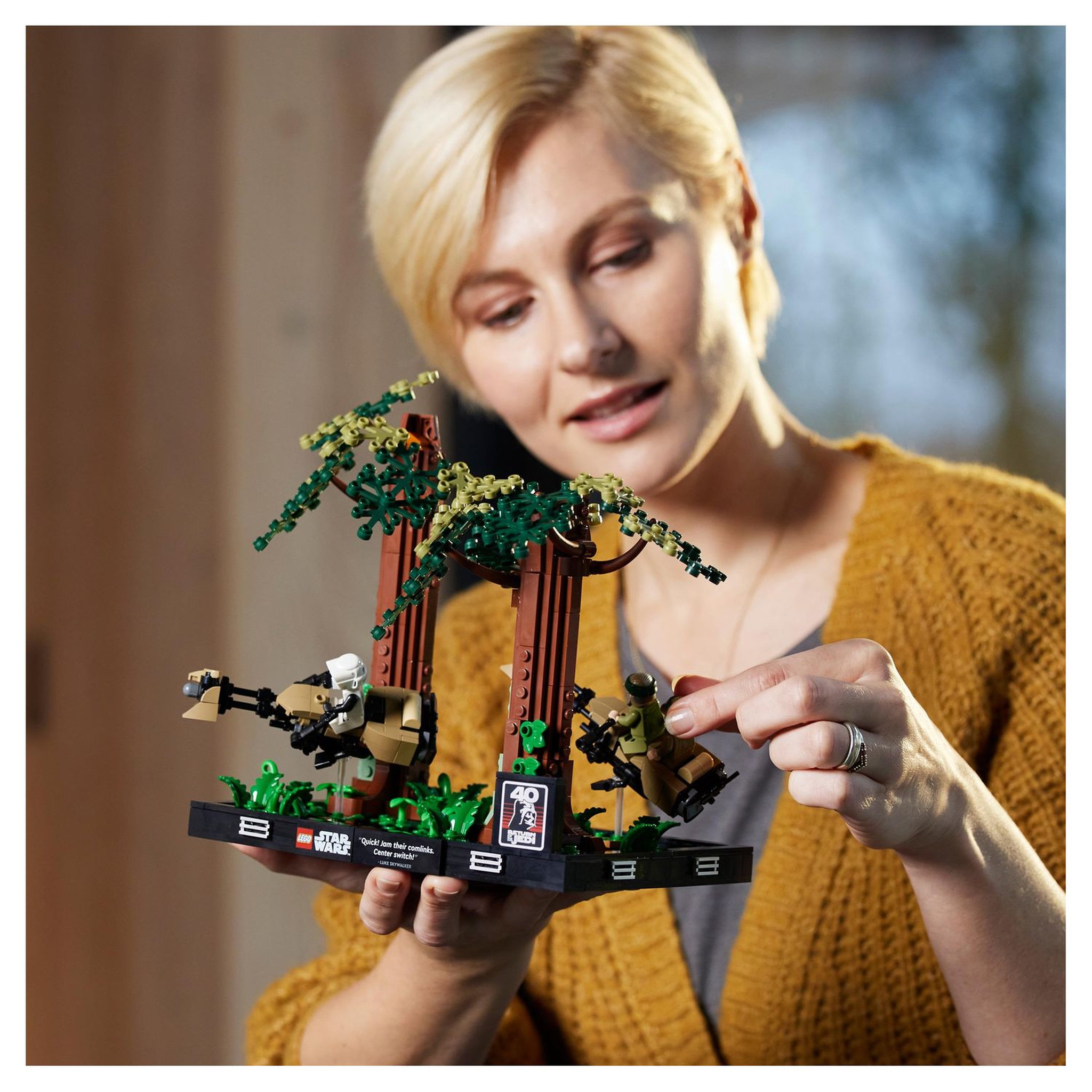 Voir la diapositive 9 : LEGO Star Wars 75353 Diorama de la Course-Poursuite en Speeder sur Endor, Maquette avec Luke Skywalker, Princesse Leia et Scout Trooper plus Speeder Bikes, Collection Le Retour du Jedi