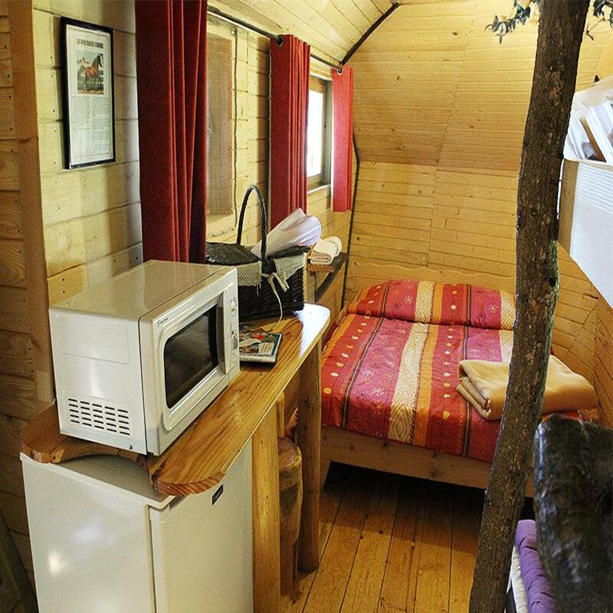 Voir la diapositive 3 : Smartbox 2 jours insolites en cabane dans les arbres en famille avec chasse aux trésors près de poitiers - coffret cadeau séjour