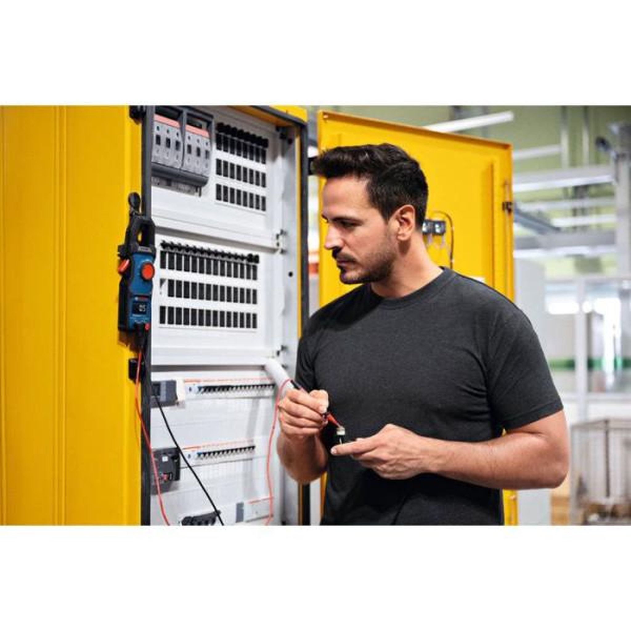 Voir la diapositive 4 : Bosch Professional Pince amperemétrique BOSCH PROFESSIONAL - GMC 600-15 - 2 piles + MS 90 Professional + poche