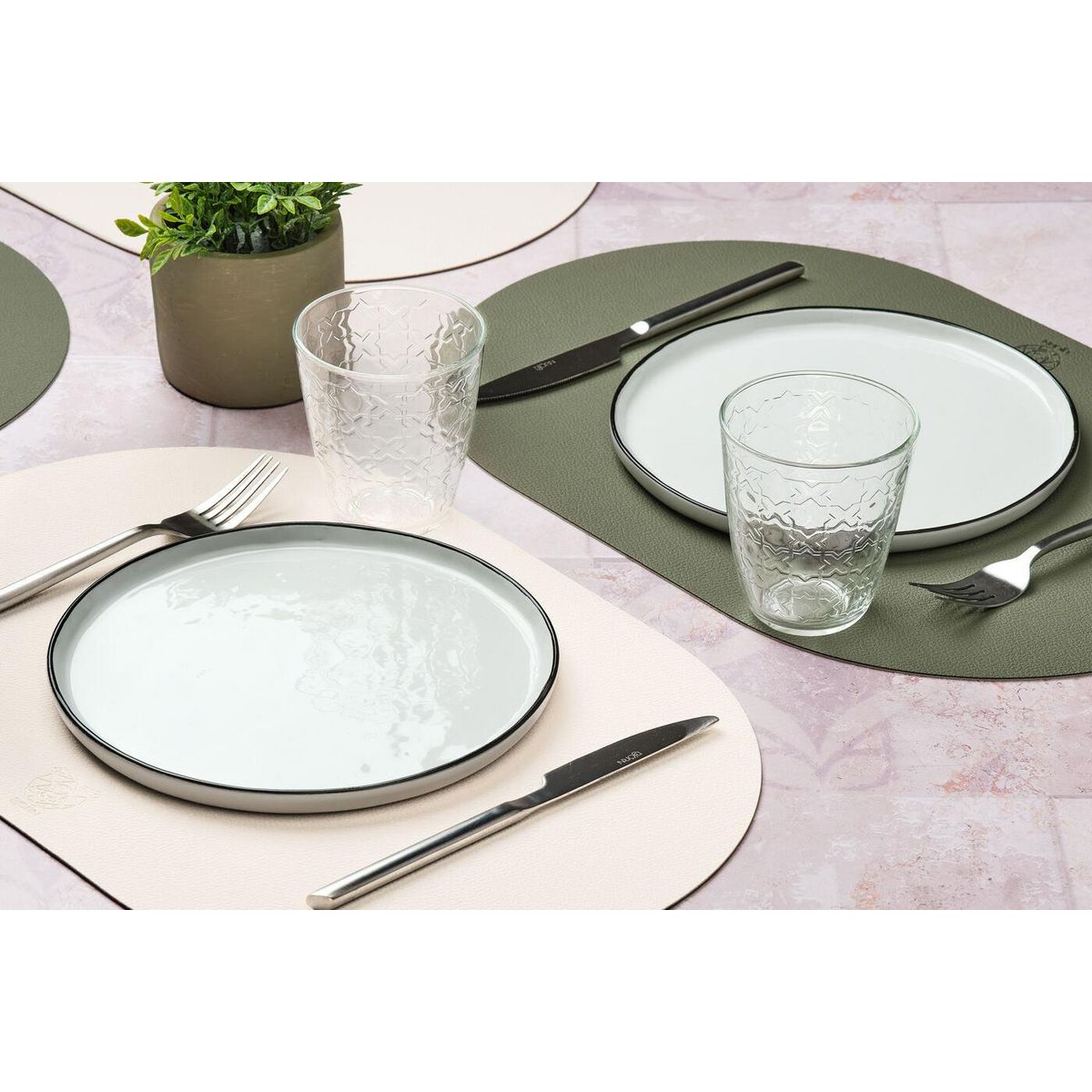 BJORN Set de table ovale réversible - 6 pièces - Cuir recyclé blanc crème et vert de gris