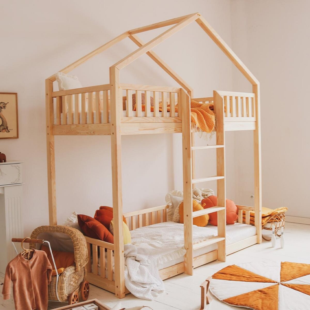 Lit cabane enfant en bois massif 90 x 190 cm avec sommier + barrière de lit  LOUIS pas cher 