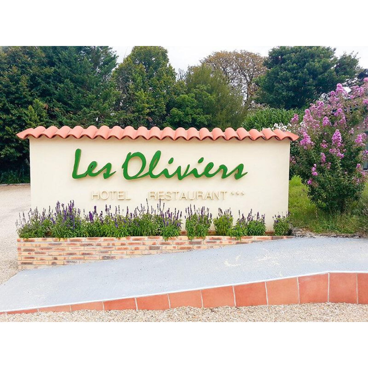 Smartbox Moment de détente près de Valence avec massage, bain hydromassant et accès au spa - Coffret Cadeau Bien-être