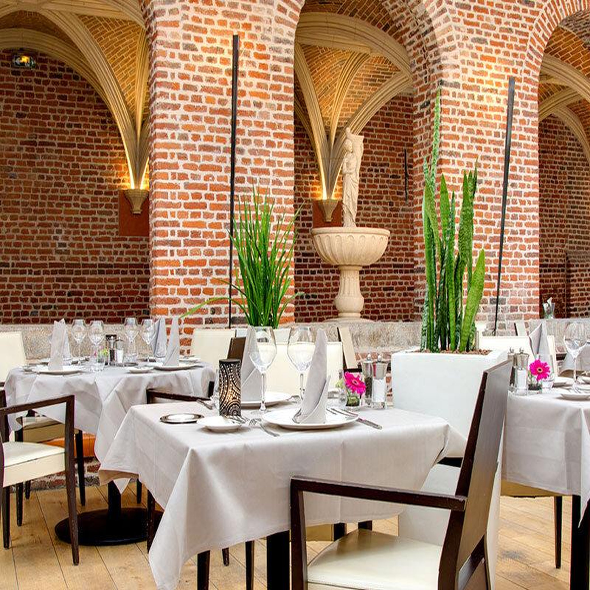 Voir la diapositive 3 : Smartbox Echappée romantique : 2 jours en hôtel 4* avec dîner et vin à quelques pas du vieux-lille - coffret cadeau séjour