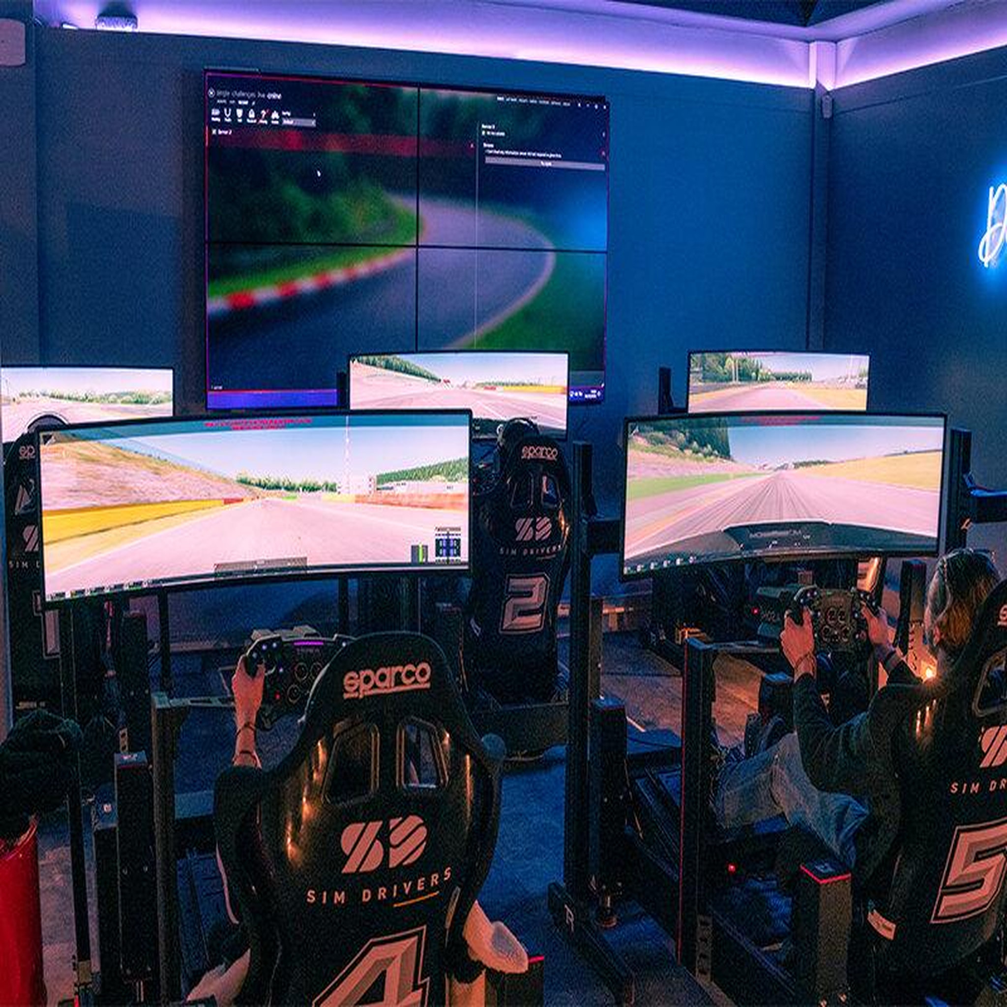 Voir la diapositive 2 : Smartbox Pilotage de course automobile de 30 min sur simulateur au cœur de Paris - Coffret Cadeau Sport & Aventure