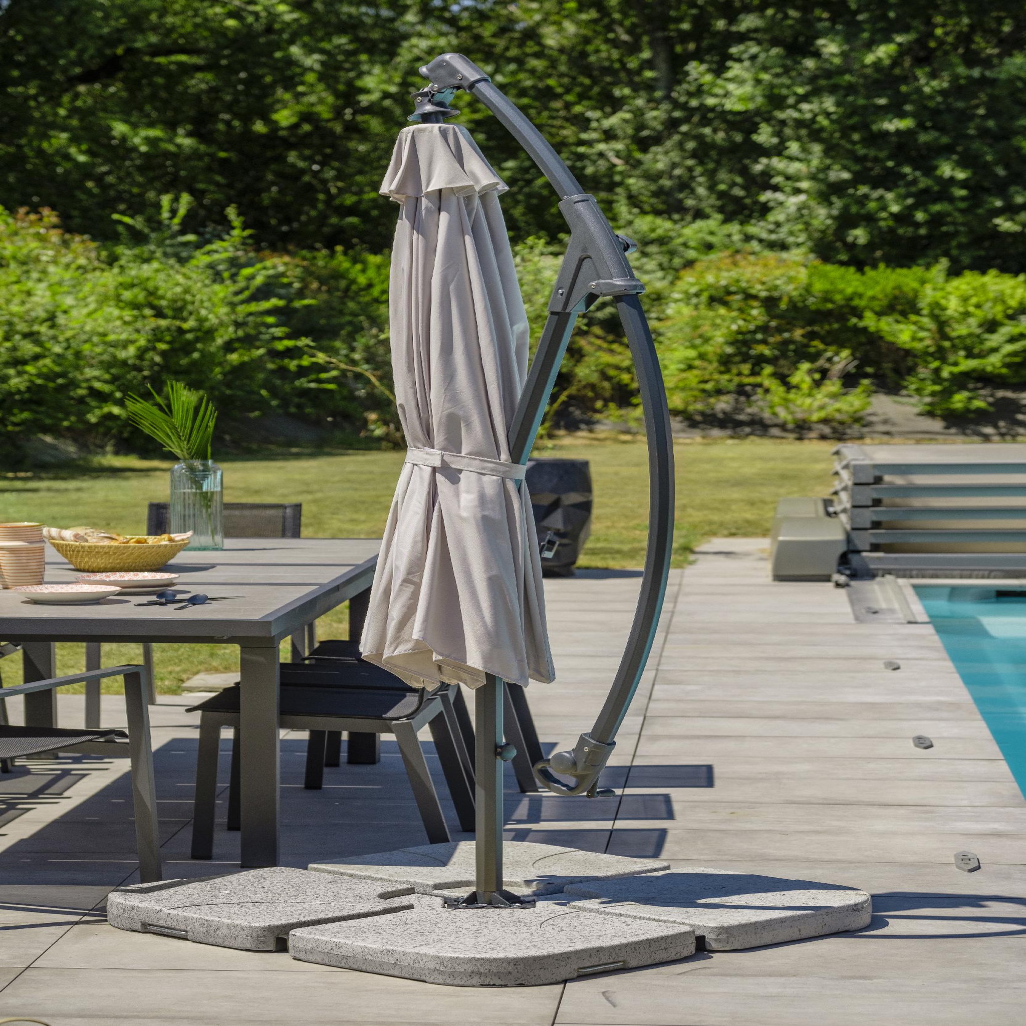 Voir la diapositive 3 : DCB GARDEN Parasol avec pied excentré en acier et toile