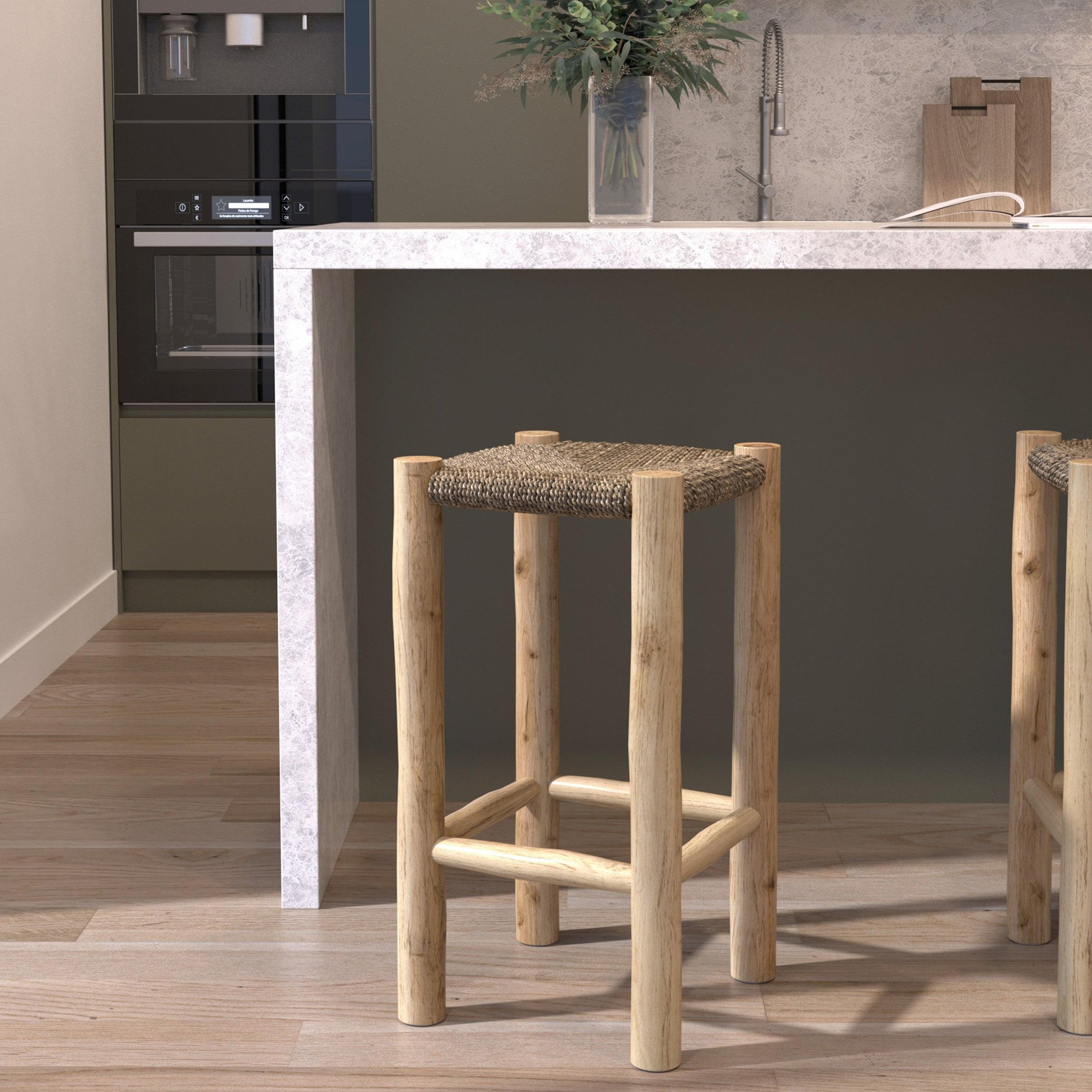 Voir la diapositive 2 : MAISON PAVANE Tabouret pour îlot central 65 cm en jonc de mer et teck-jovan