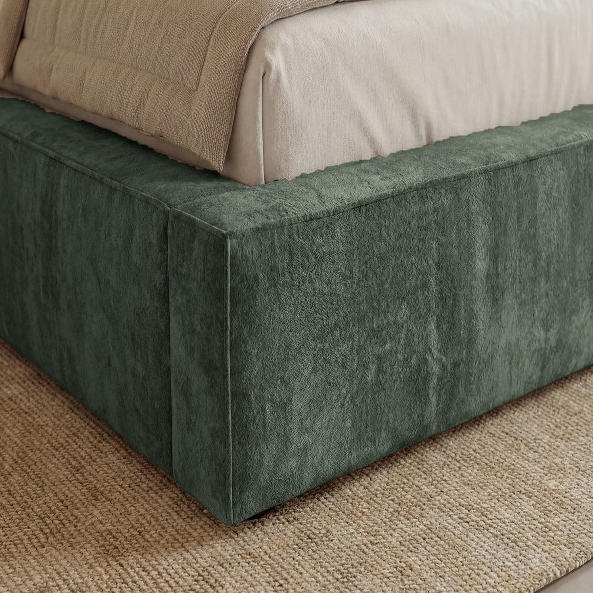Voir la diapositive 5 : CASANOVA PARIS Celia - lit coffre tissu velours vert