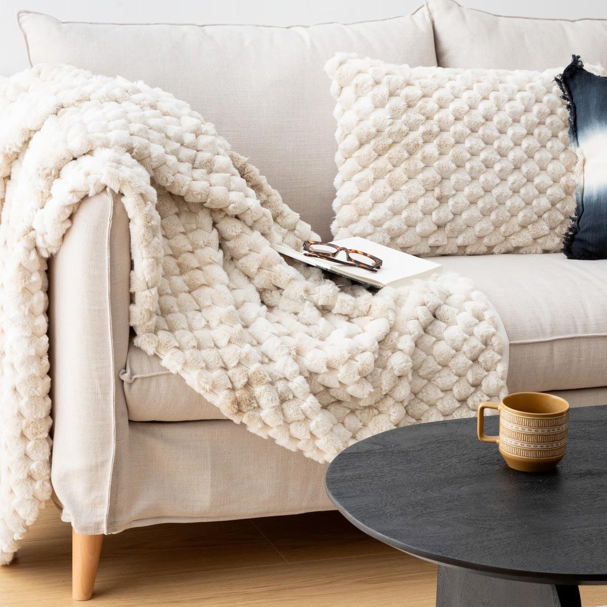 Voir la diapositive 4 : ATMOSPHERA Plaid imitation fourrure  adriel  120x160cm beige