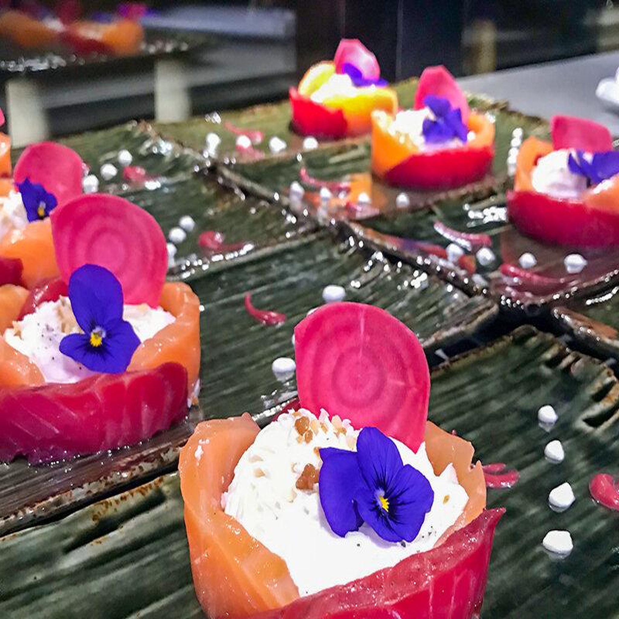 Voir la diapositive 5 : Smartbox Repas insolite 4 plats et visite de paris dans le bus à impériale champs-élysées - coffret cadeau gastronomie