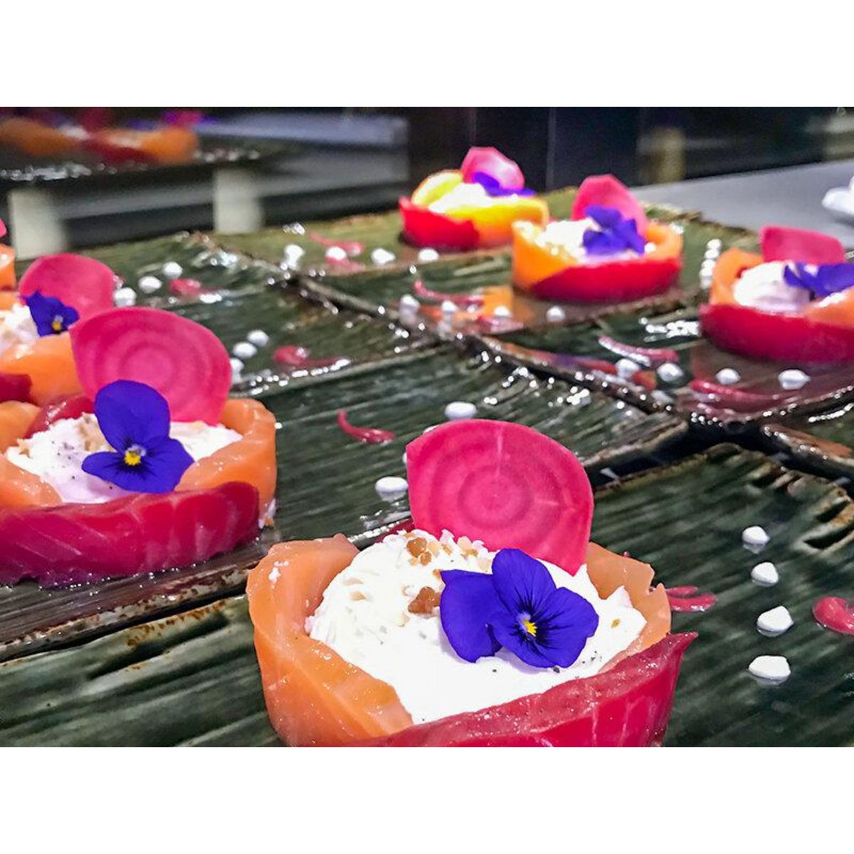 Smartbox Repas insolite 4 plats et visite de Paris dans le bus à impériale Champs-Élysées - Coffret Cadeau Gastronomie