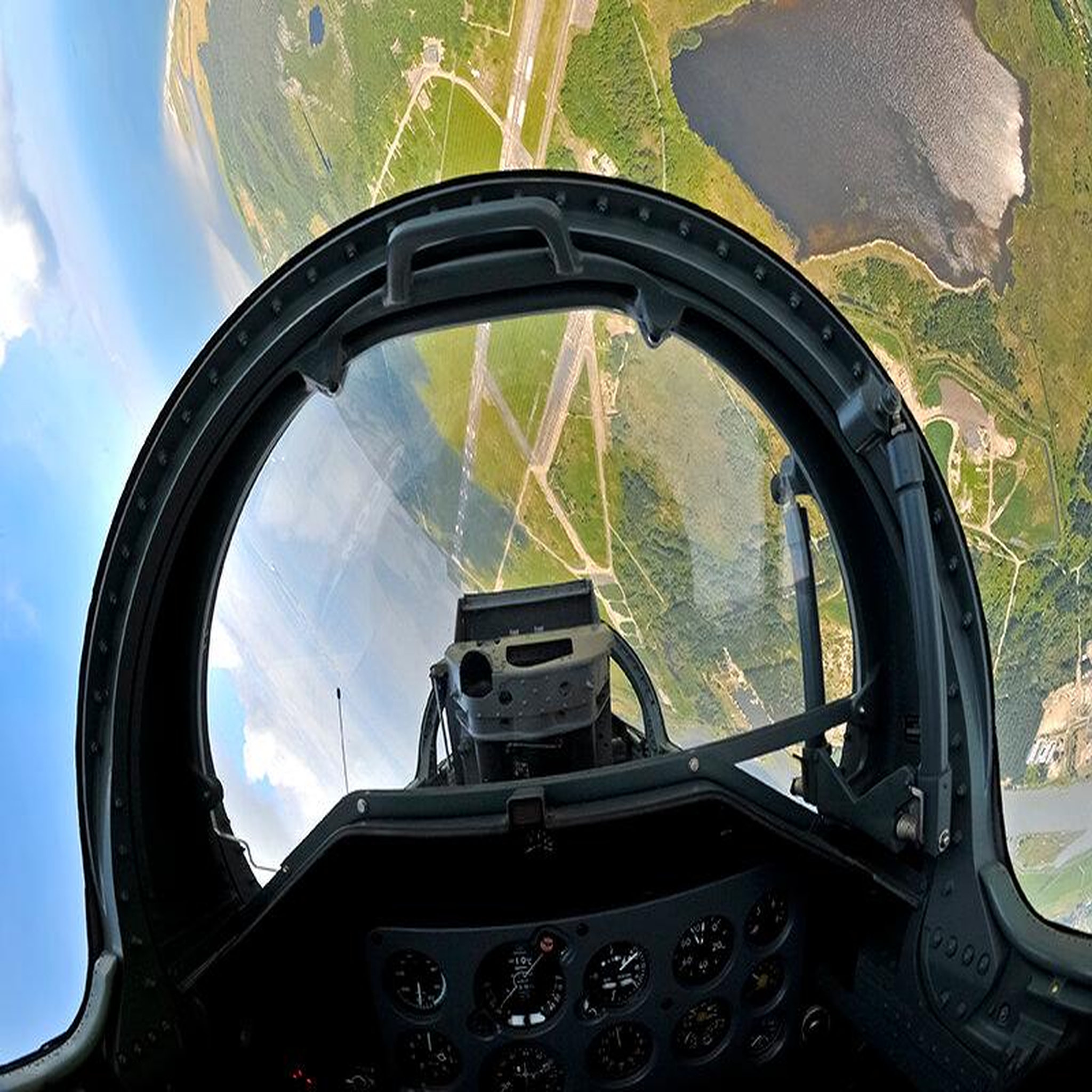 Voir la diapositive 2 : Smartbox Pilote d'un jour en Floride : vol de 30 minutes en avion de chasse L-39 Albatros - Coffret Cadeau Sport & Aventure