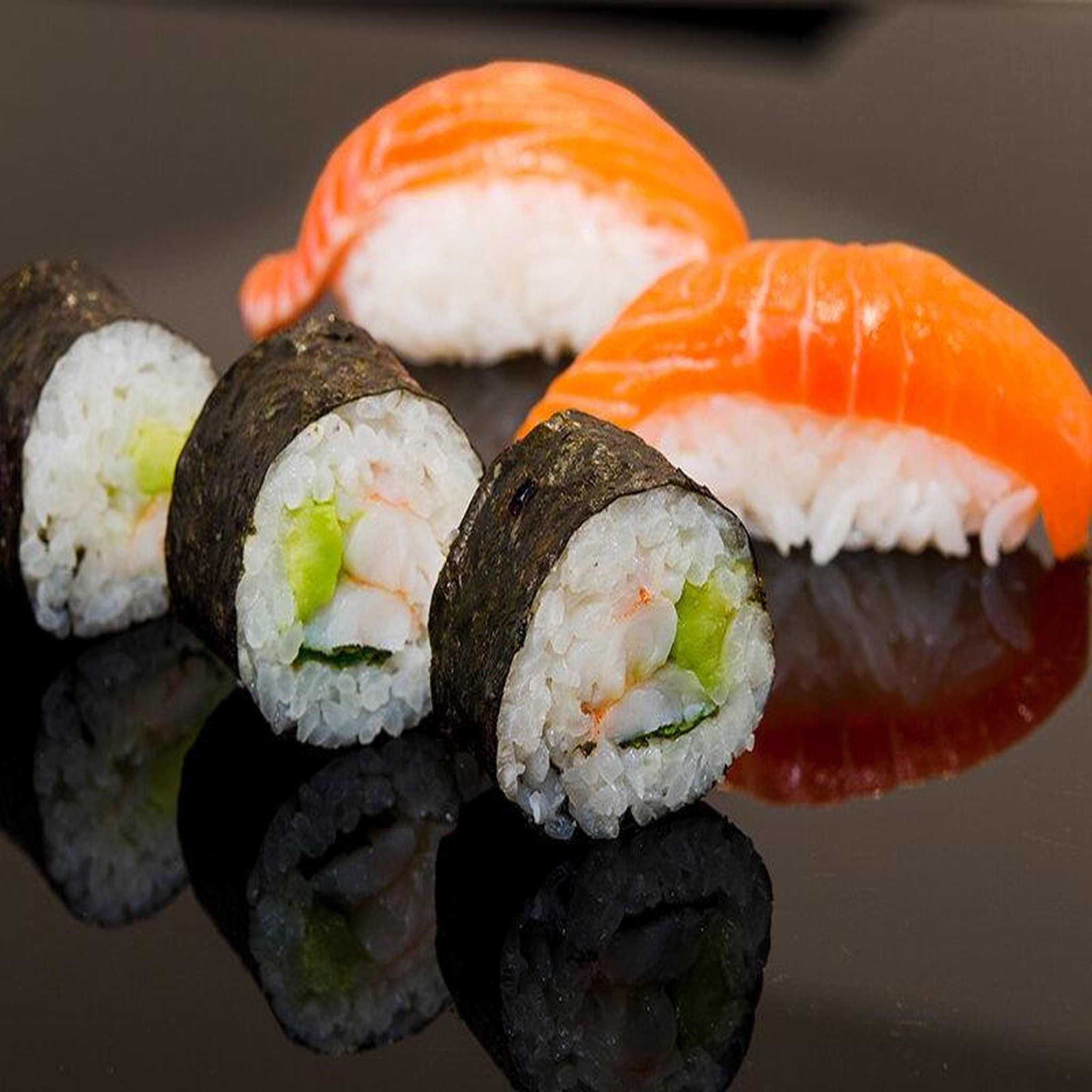 Voir la diapositive 2 : Smartbox Cours de cuisine à distance pour apprendre à faire des sushis - coffret cadeau gastronomie