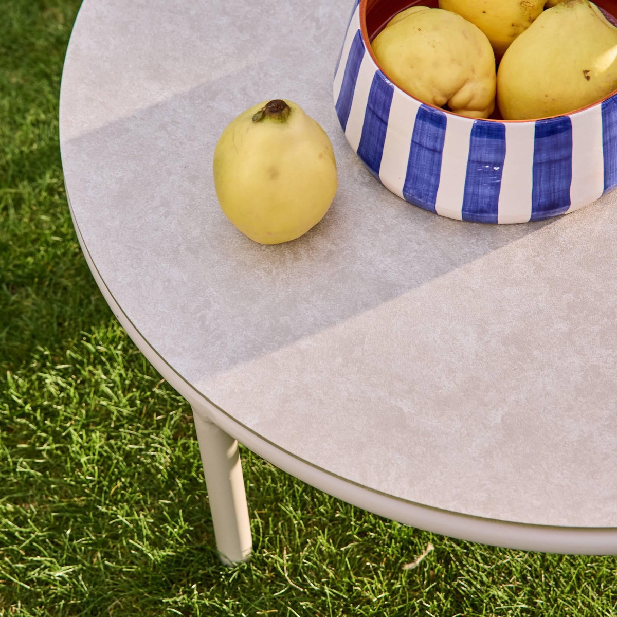 SWEEEK Salon de jardin aluminium et tissu beige 4 places. forme organique. table ronde - Solena