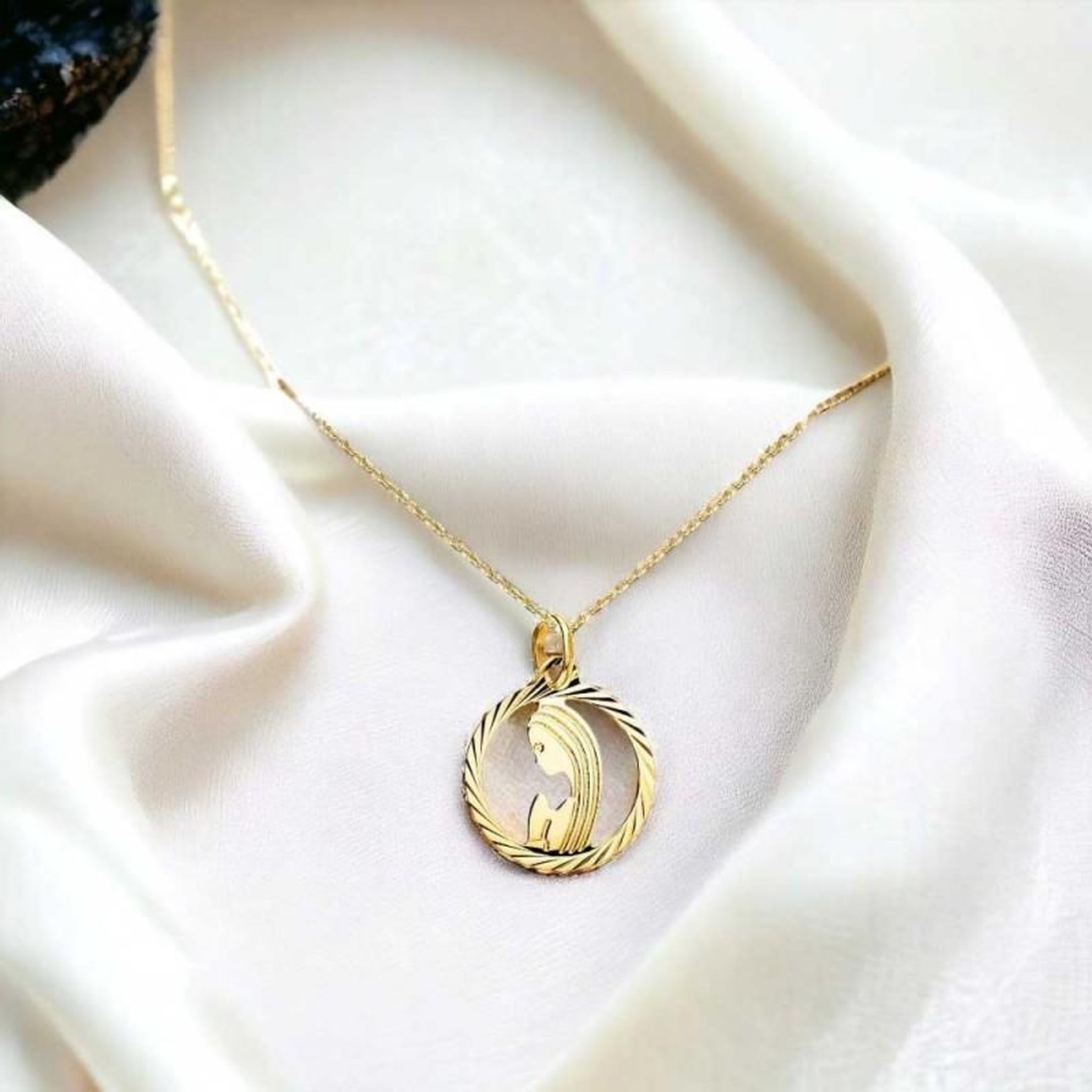 Voir la diapositive 4 : L'ATELIER D'AZUR Collier - Médaille Vierge Or Jaune - Chaîne Dorée