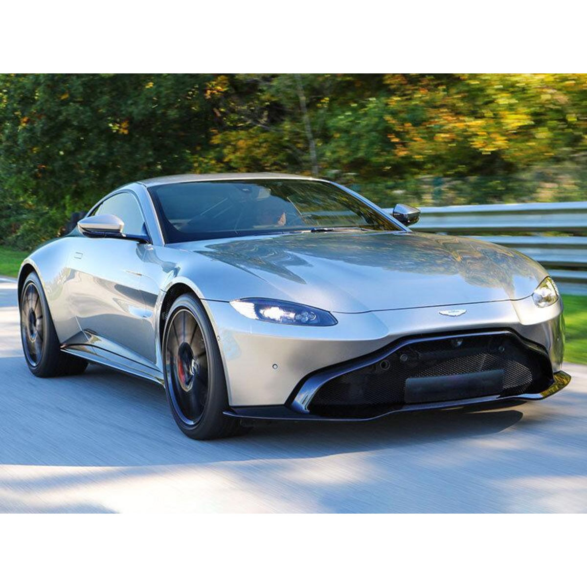 Smartbox Stage de pilotage multivolant : 2 tours en Aston Martin Vantage et 2 tours en Audi R8 sur le circuit de Lohéac - Coffret Cadeau Sport & Aventure