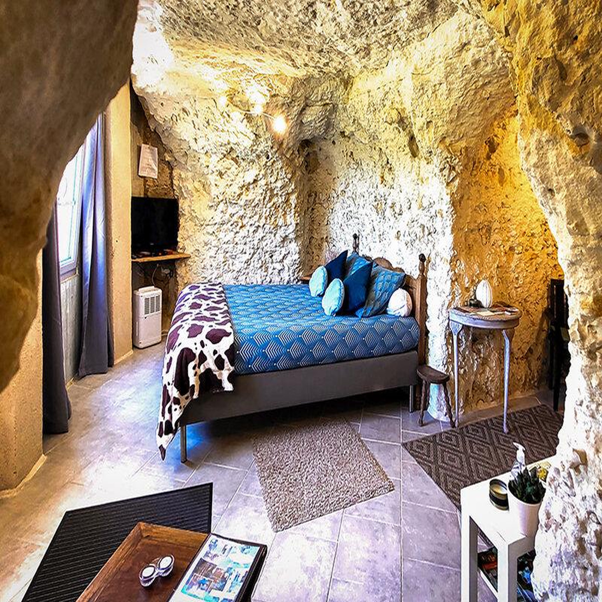Voir la diapositive 2 : Smartbox 3 jours insolites en hébergement troglodyte près de Blois - Coffret Cadeau Séjour