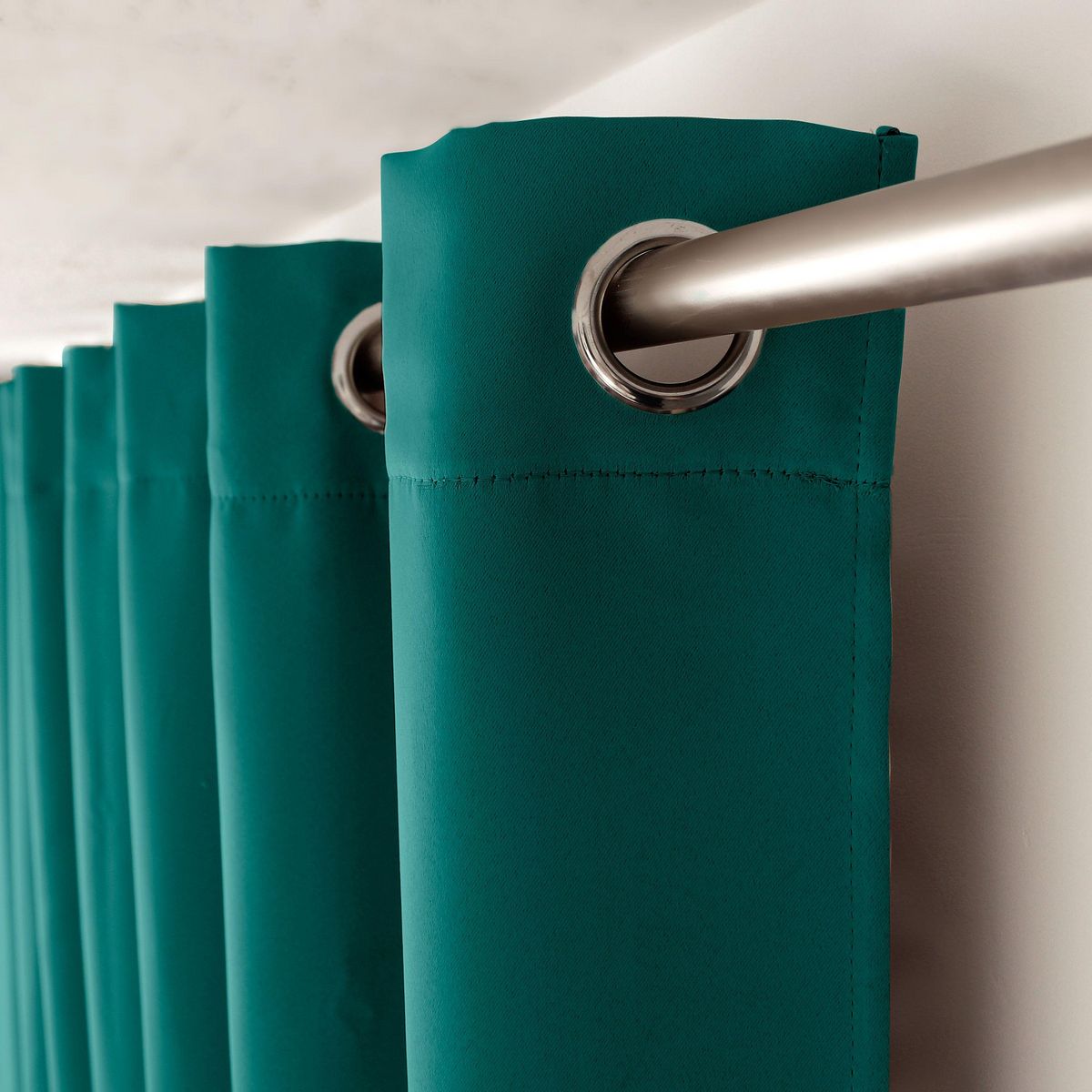 TOILINUX Lot de 2 Rideaux occultants Basic à 8 œillets - 140 x 240 cm - Vert émeraude