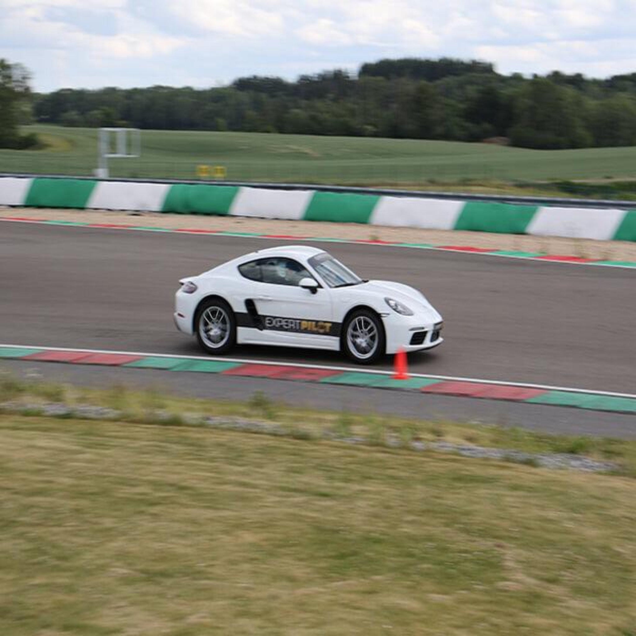 Voir la diapositive 4 : Smartbox Session pilotage de 2 tours de circuit en Porsche Cayman à Dijon - Coffret Cadeau Sport & Aventure