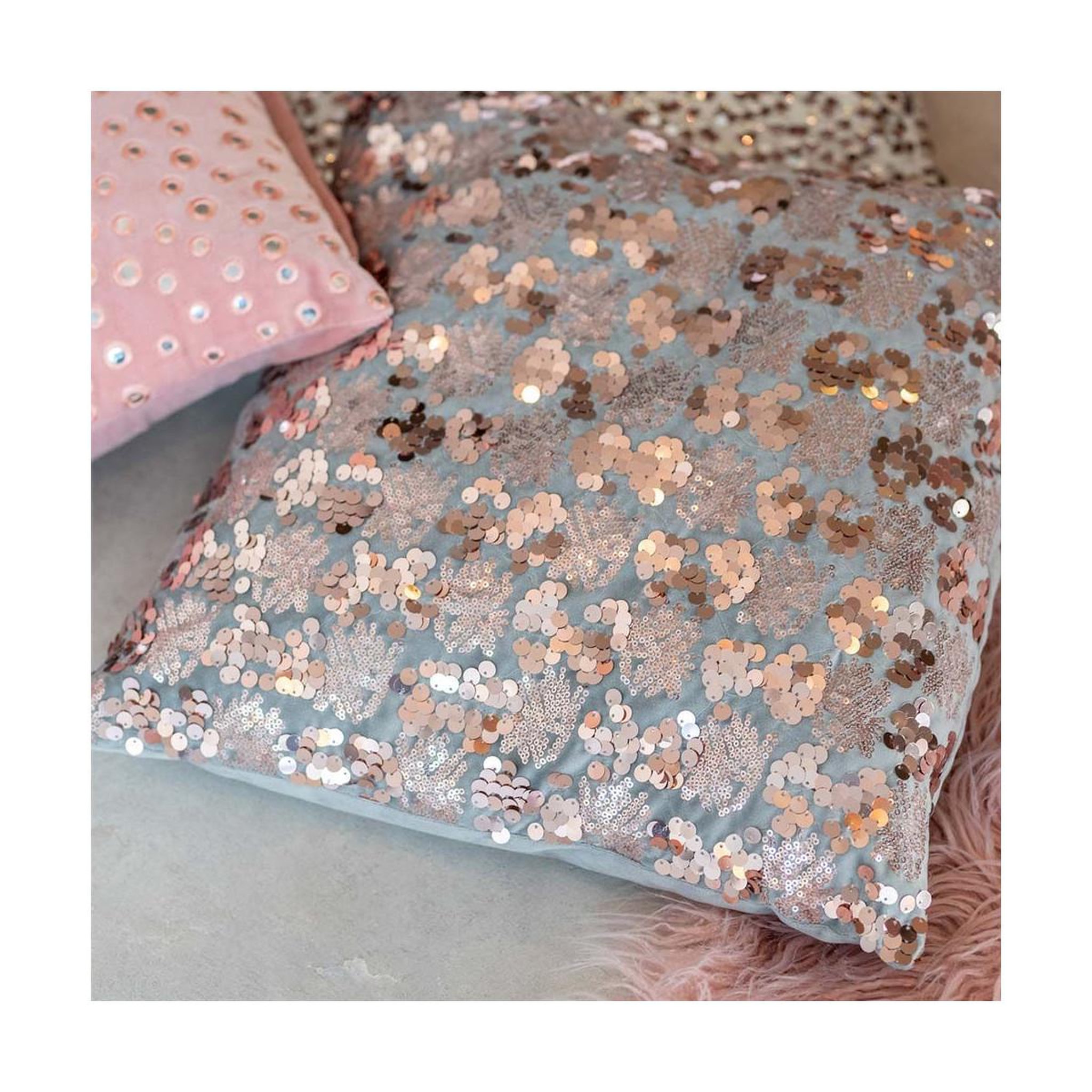 Voir la diapositive 5 : J-LINE Coussin déco  sequins  45x45cm gris & rose