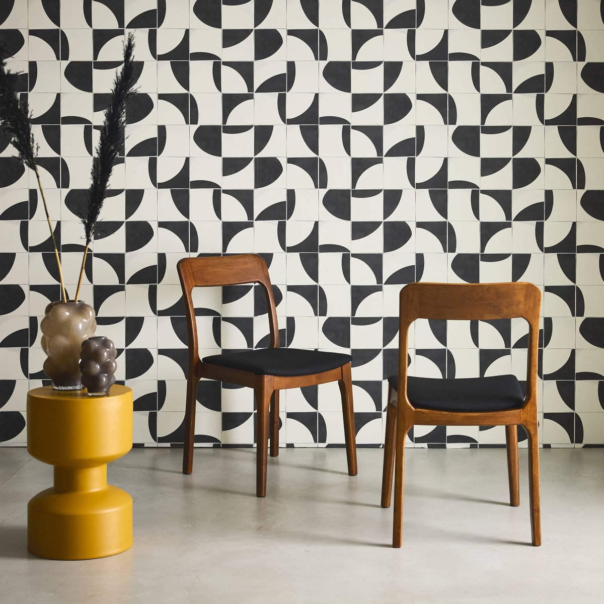 SWEEEK Chaise vintage en bois d'hévéa teinte noyer et tissu noir. L 48 x P 58 x H 81.5cm (Lot de 2)