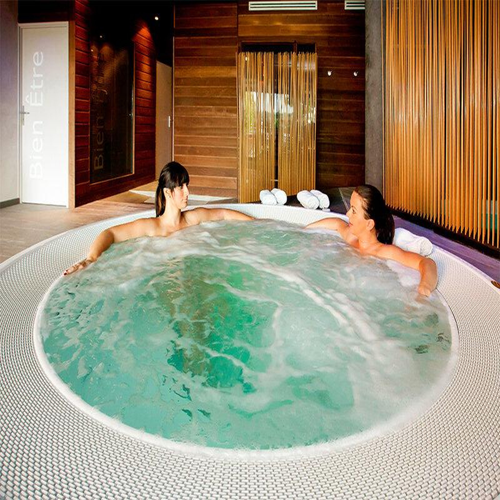 Voir la diapositive 4 : Smartbox Séjour de 2 jours en hôtel 4* avec accès à l'espace bien-être à épinal - coffret cadeau séjour