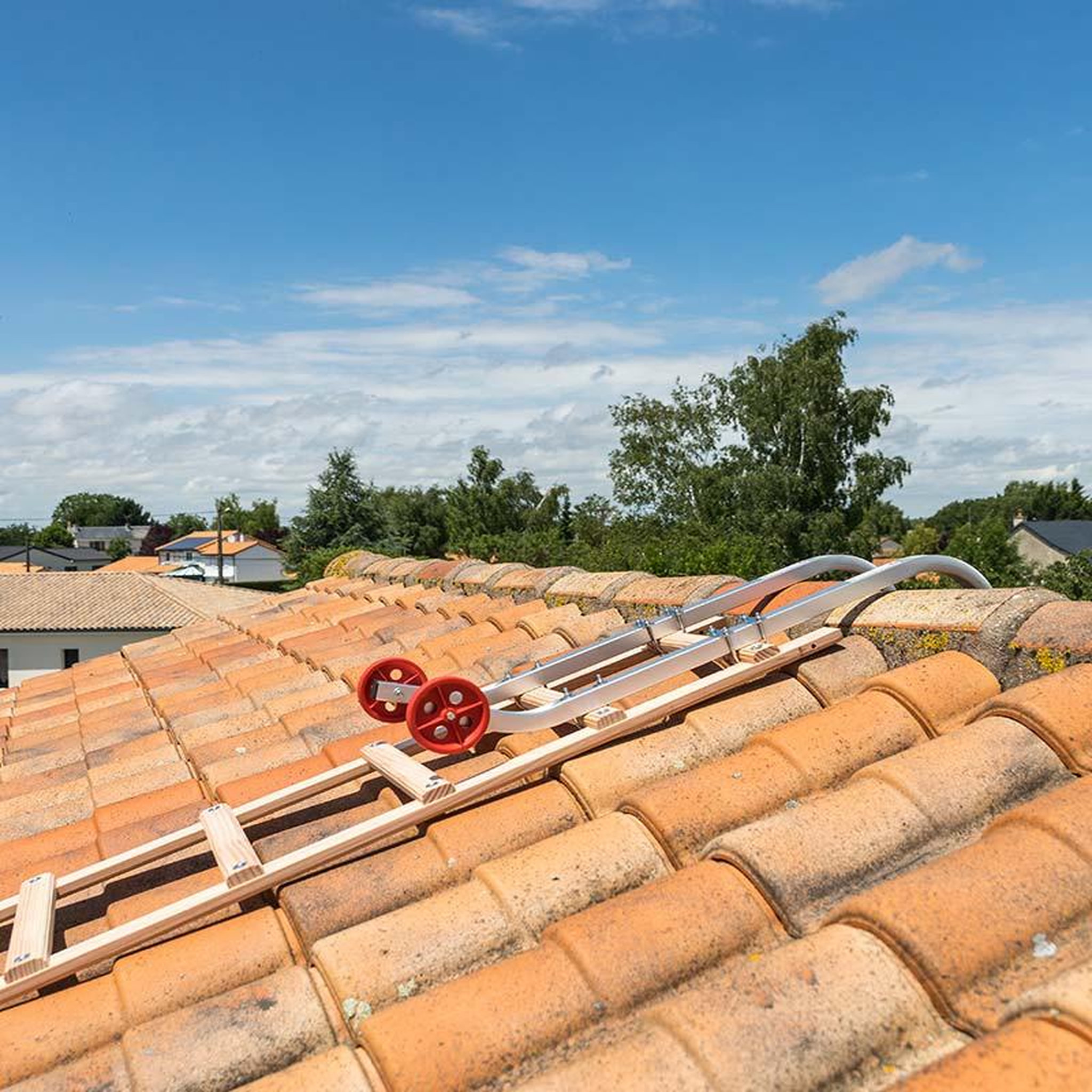 Voir la diapositive 2 : HAILO Echelle plate de toit en bois pour couvreur avec crochet de toit 4m hailo safety roof