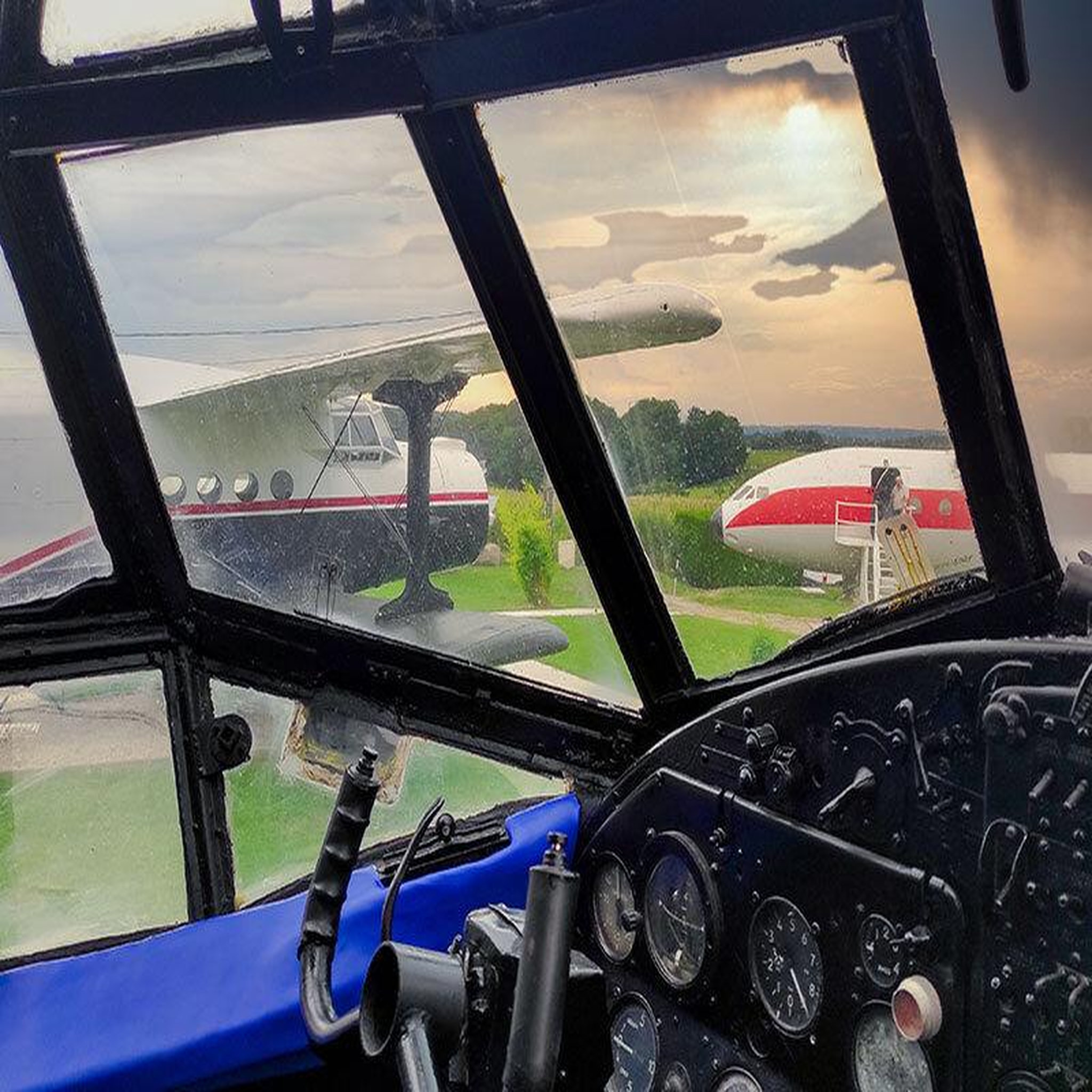 Voir la diapositive 3 : Smartbox Séjour insolite : 1 nuit dans un avion antonov dans les vosges - coffret cadeau séjour