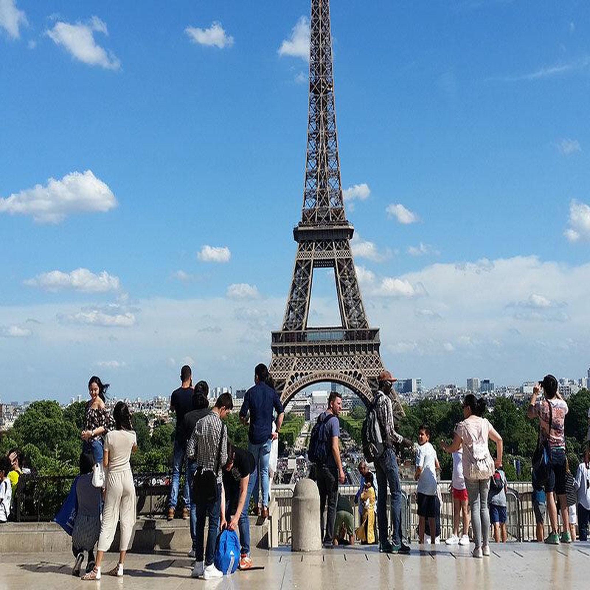 Voir la diapositive 3 : Smartbox Visite guidée d'1h30 et billets coupe-file pour le sommet de la tour Eiffel pour 2 personnes - Coffret Cadeau Multi-thèmes
