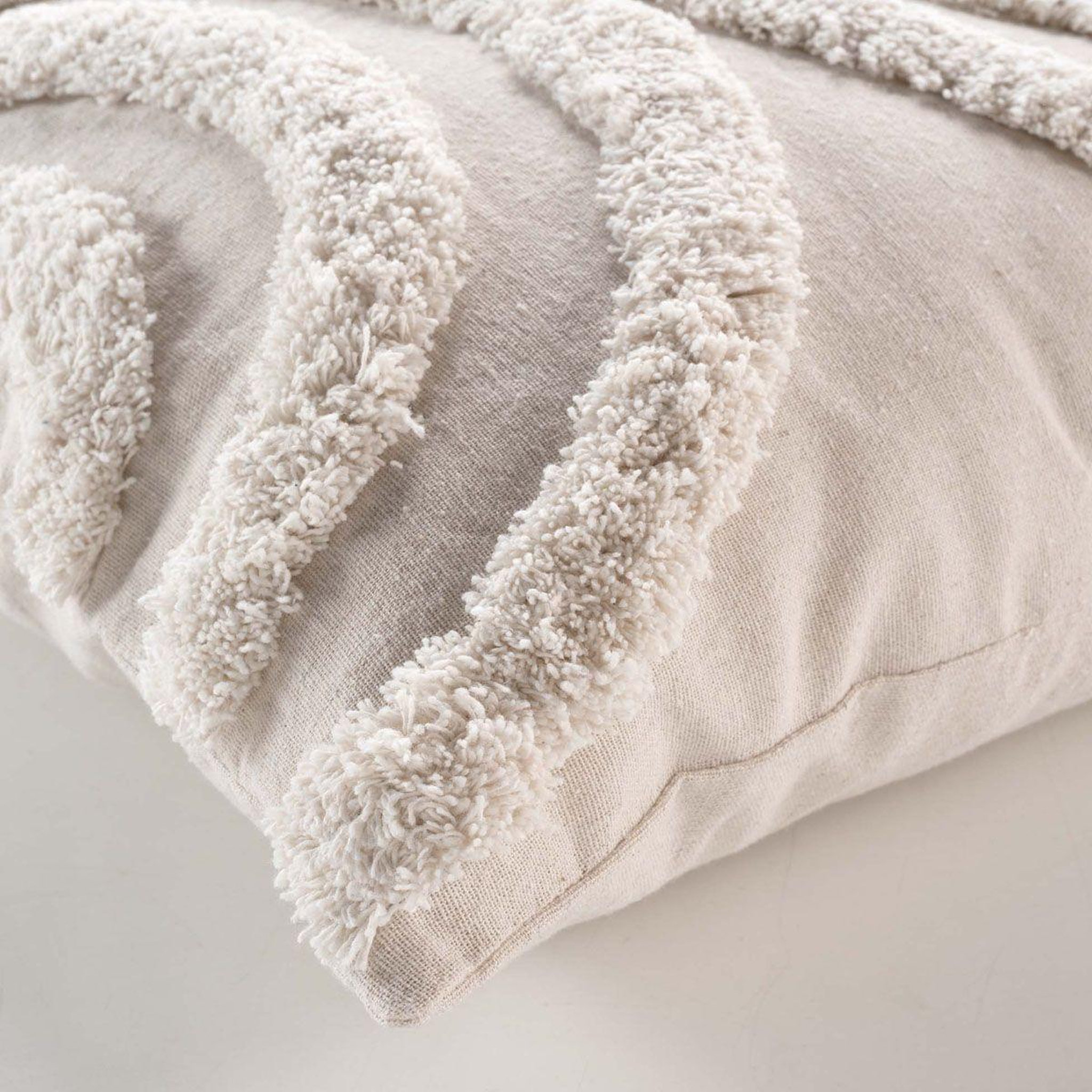 Voir la diapositive 2 : Douceur d'Intérieur Coussin déco tufté  zita  40x40cm naturel