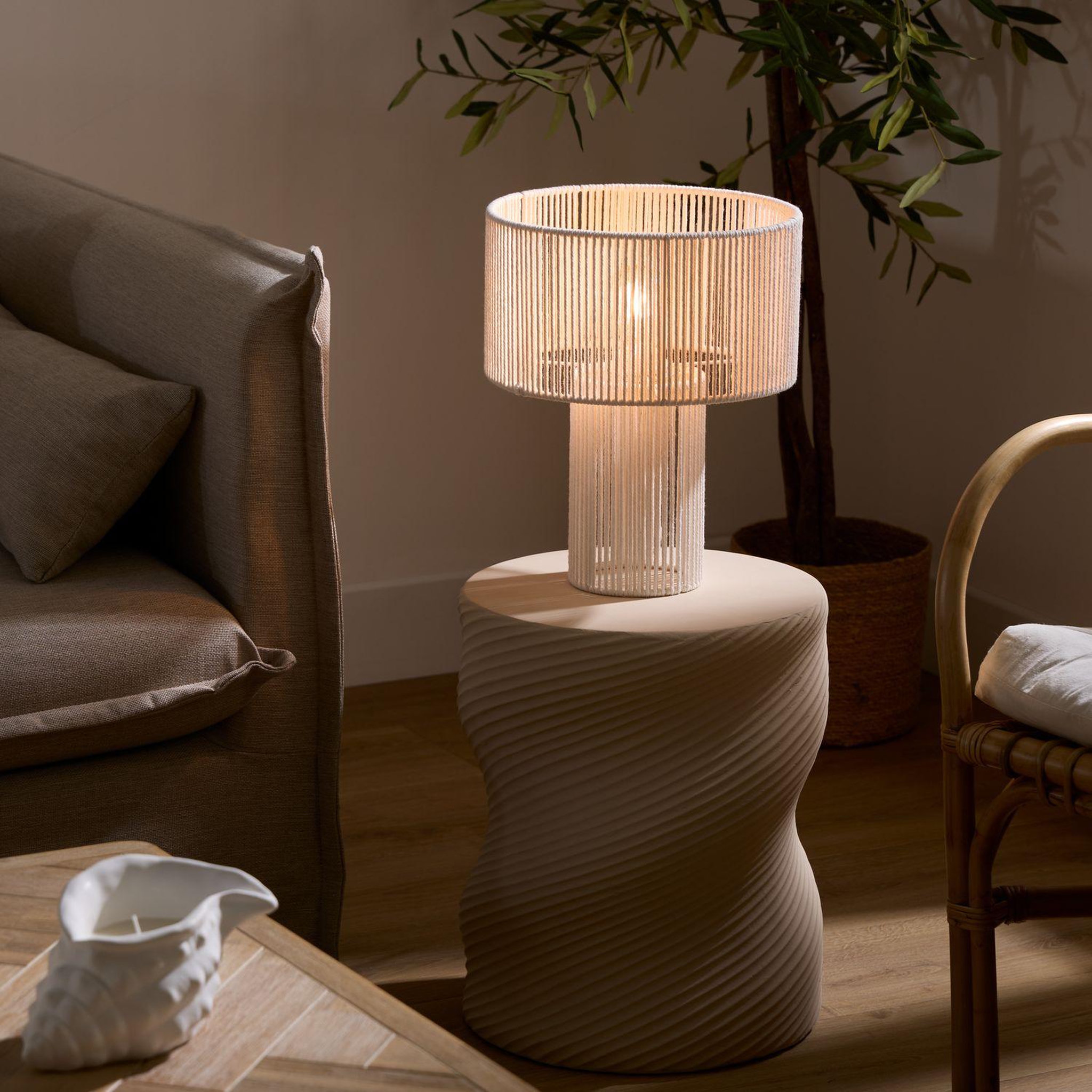 Voir la diapositive 6 : ATMOSPHERA Table à café torsadée ronde saddle - beige