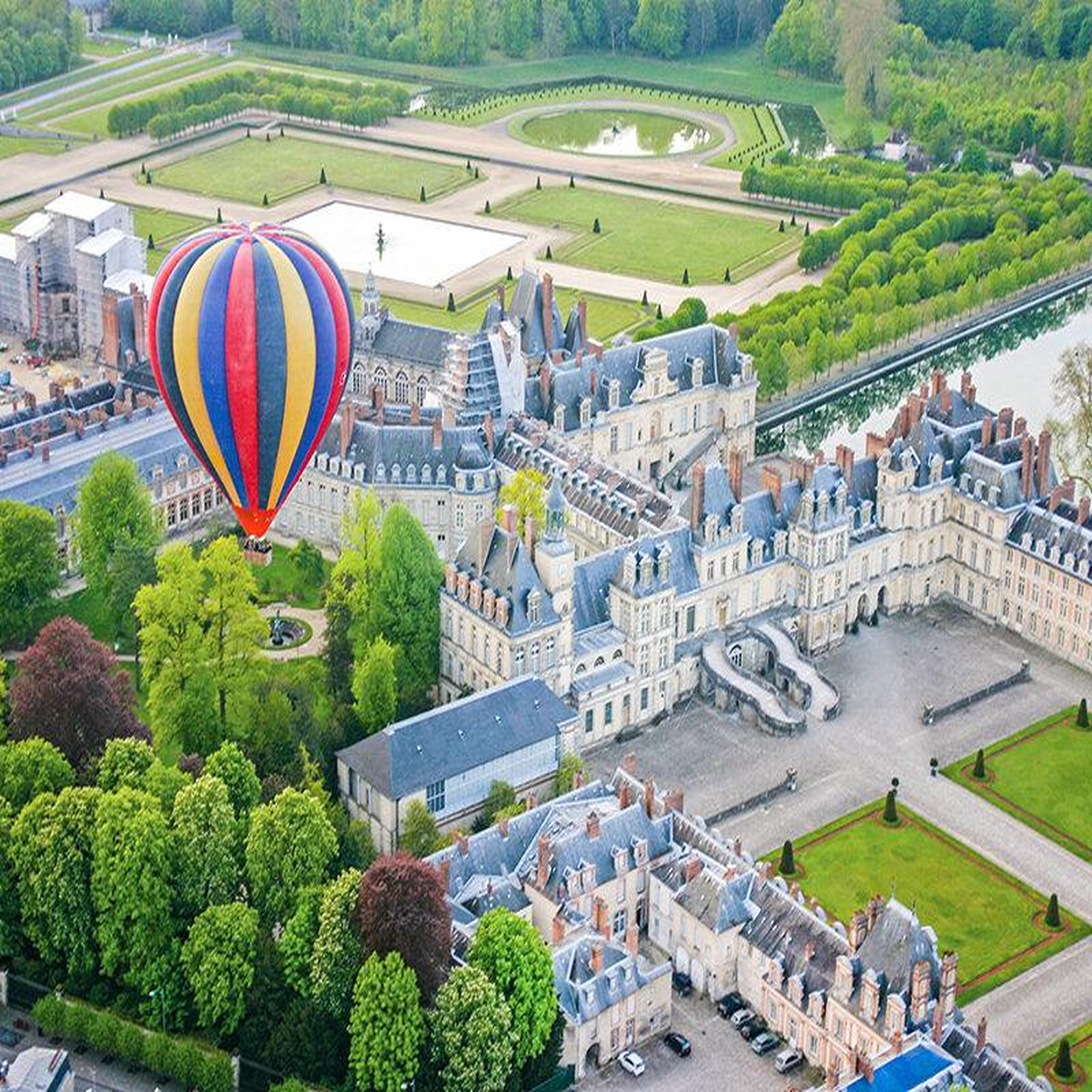 Voir la diapositive 3 : Smartbox Vol en montgolfière pour 2 au-dessus du château de fontainebleau en semaine - coffret cadeau sport & aventure