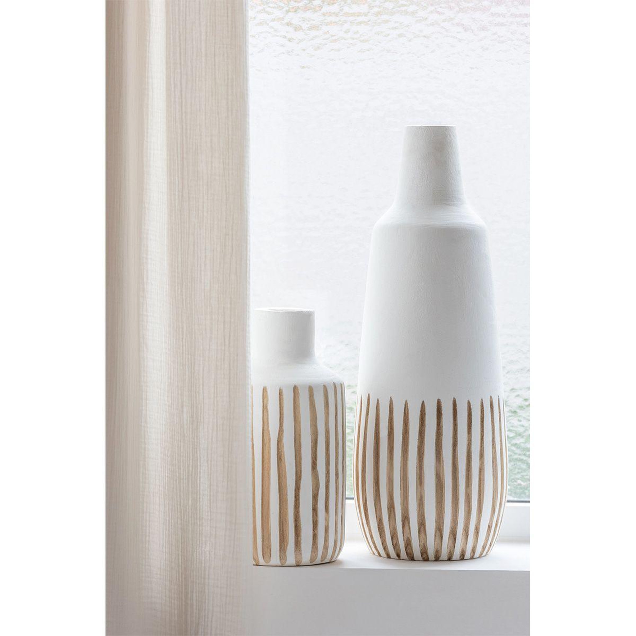 Voir la diapositive 4 : J-LINE Vase design en bois  ying  56cm blanc & naturel