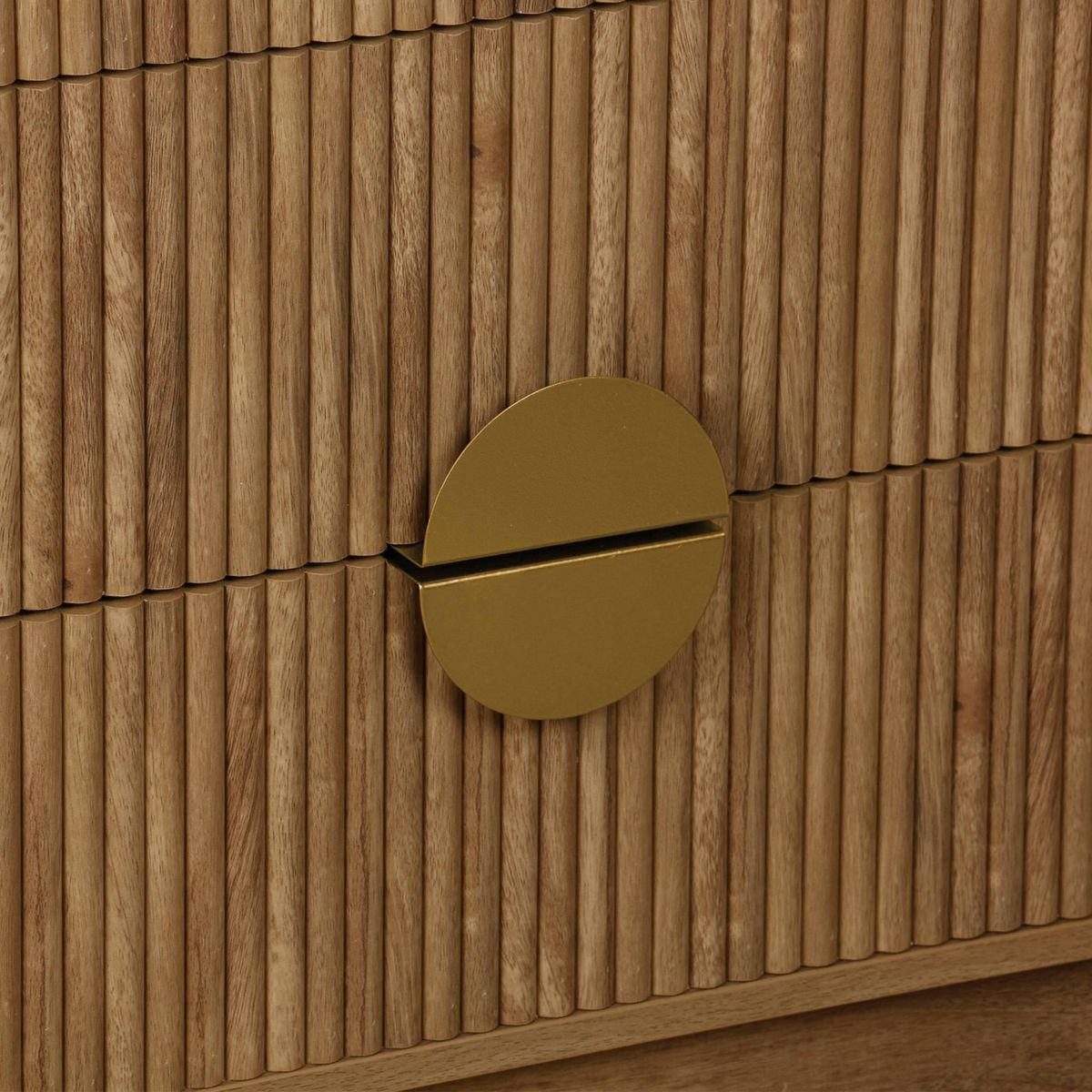 SWEEEK Commode 4 tiroirs décor bois de manguier rainuré. poignées en métal doré. L80 x P40 x H85cm