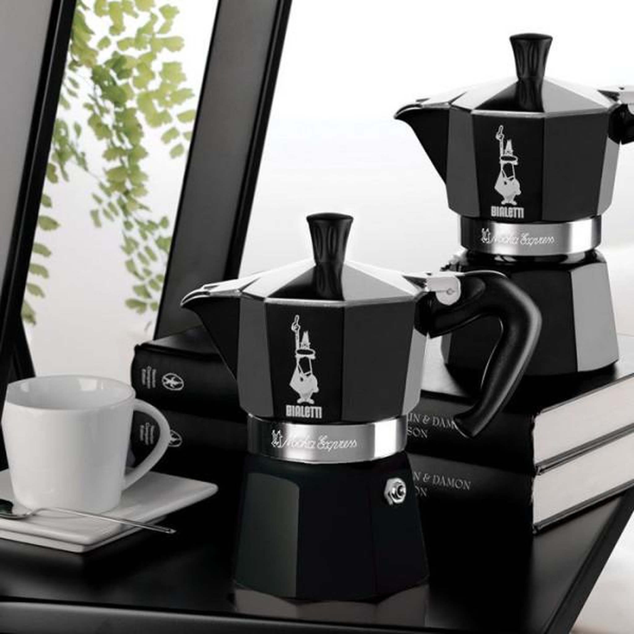 Voir la diapositive 2 : BIALETTI Cafetiere italienne - BIALETTI - Moka Express - Tous feux sauf induction - 6 tasses - 300 ml - Noir