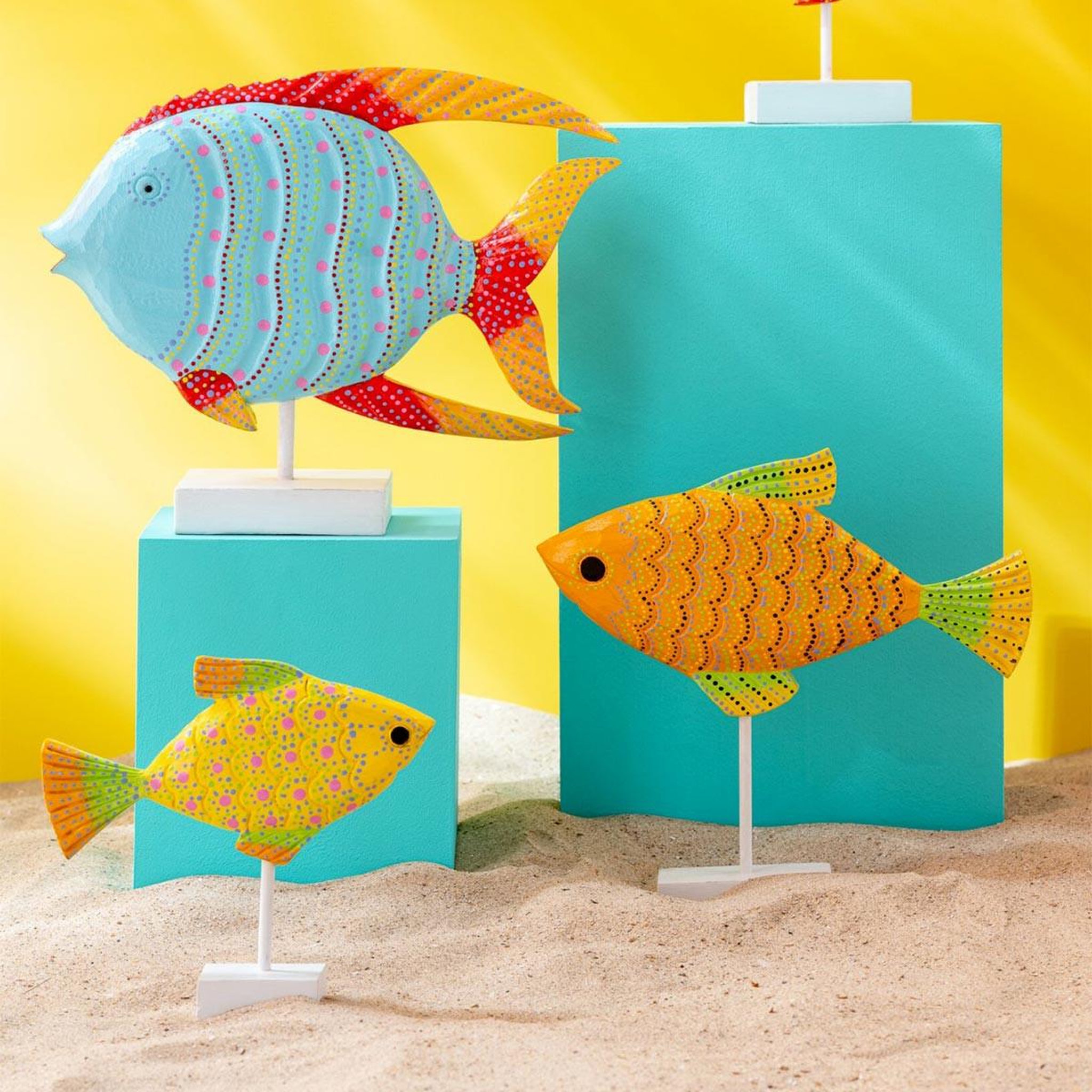 Voir la diapositive 2 : J-LINE Poisson déco sur pied  pois  37cm multicolore