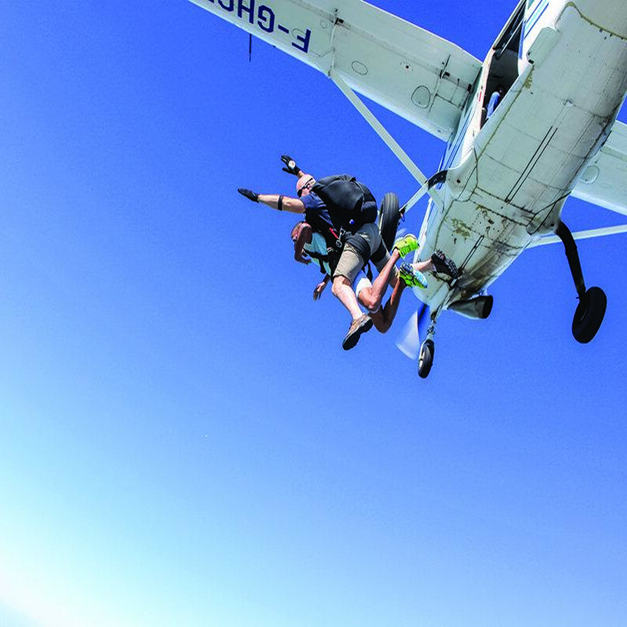 Voir la diapositive 2 : Smartbox Saut en parachute à 4000 mètres pour 2 au sud de paris - coffret cadeau sport & aventure