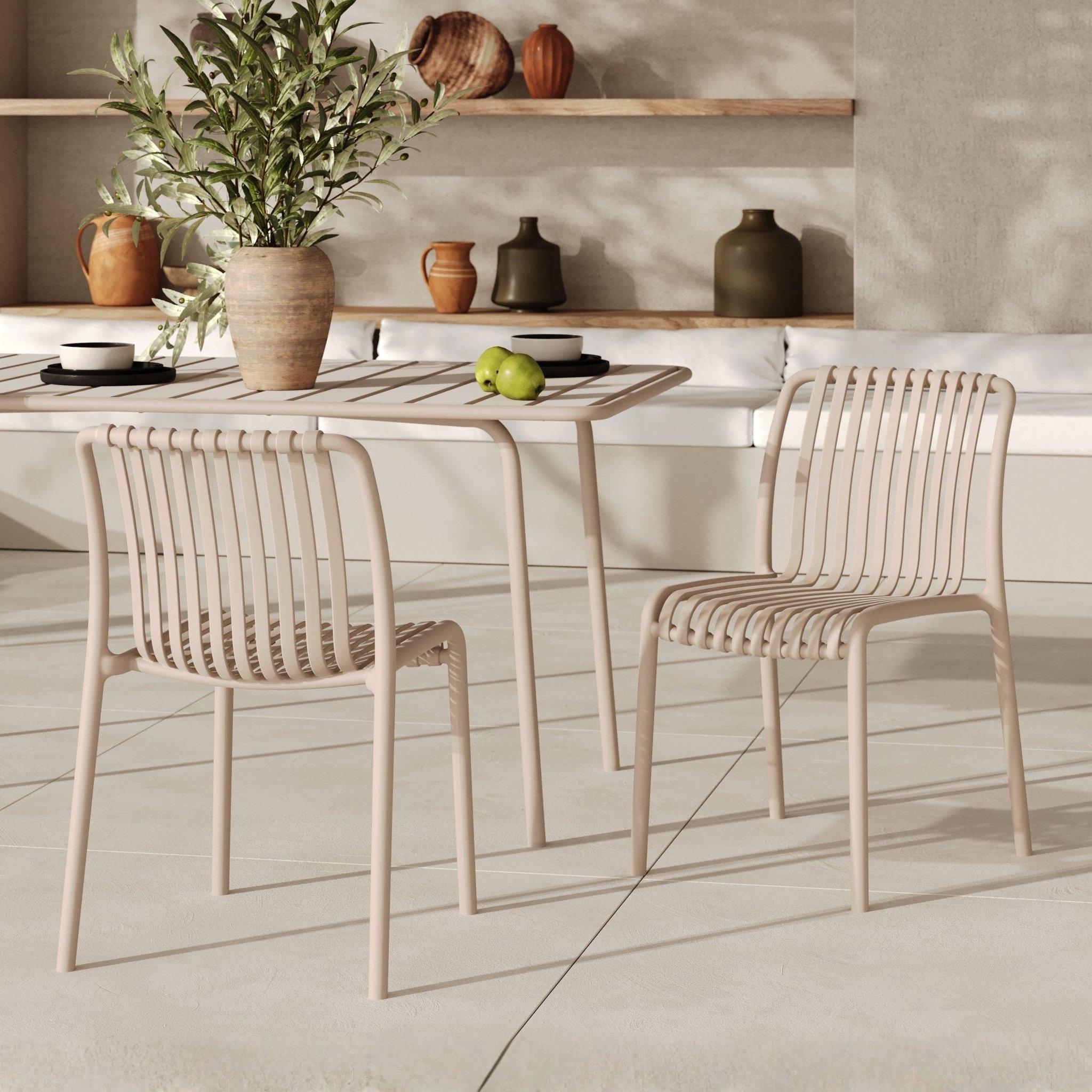 Voir la diapositive 2 : MAISON PAVANE Lot de 2 chaises de jardin empilables en plastique beige-duli