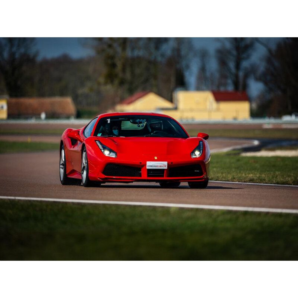 Smartbox Stage de pilotage : 2 tours sur le circuit de Pont-l'Évêque en Ferrari F488 GTB - Coffret Cadeau Sport & Aventure