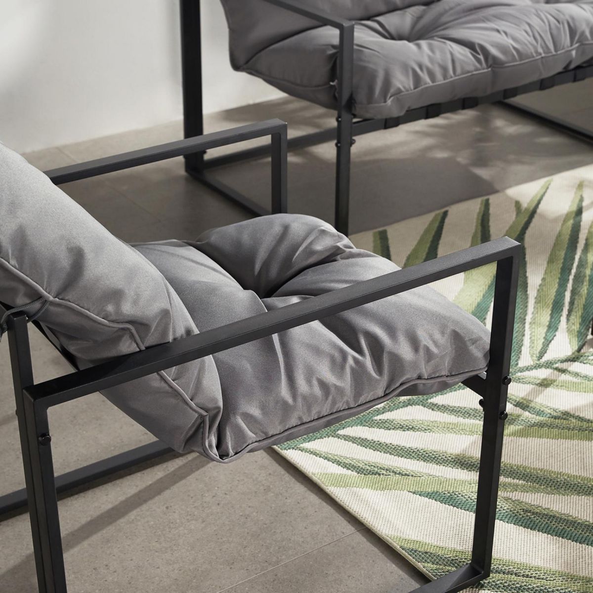 CONCEPT USINE Salon de jardin 4 places contemporain noir et coussins gris RABAT