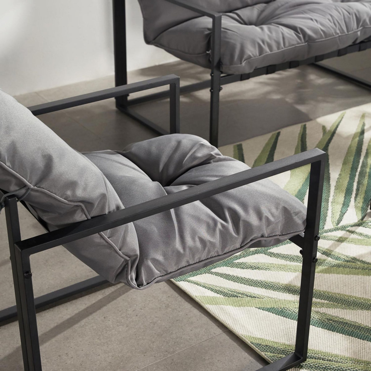 CONCEPT USINE Salon de jardin 4 places contemporain noir et coussins gris RABAT