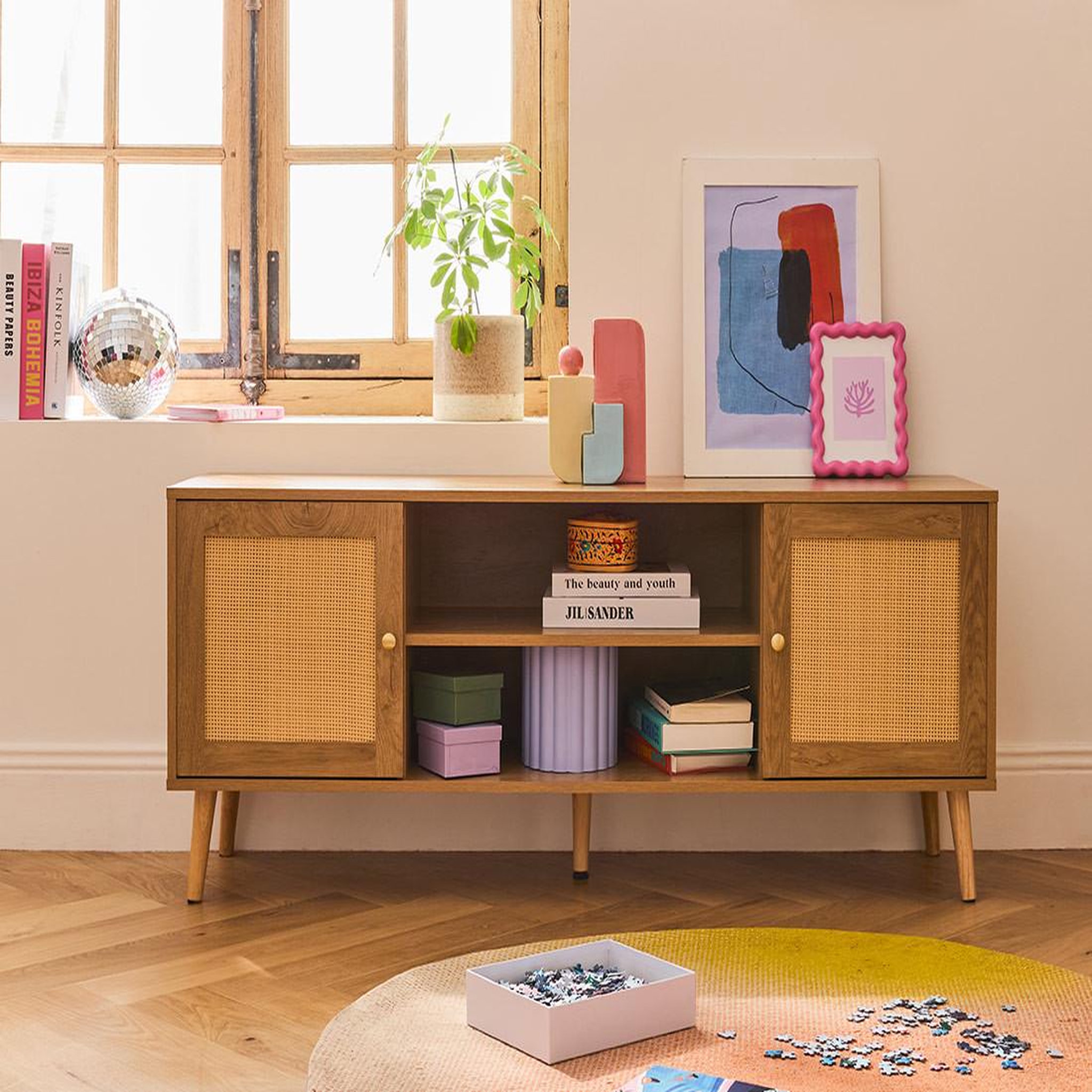 Voir la diapositive 1 : BEST MOBILIER Goto - meuble tv - effet bois et cannage - 2 portes et 2 niches - 140 cm