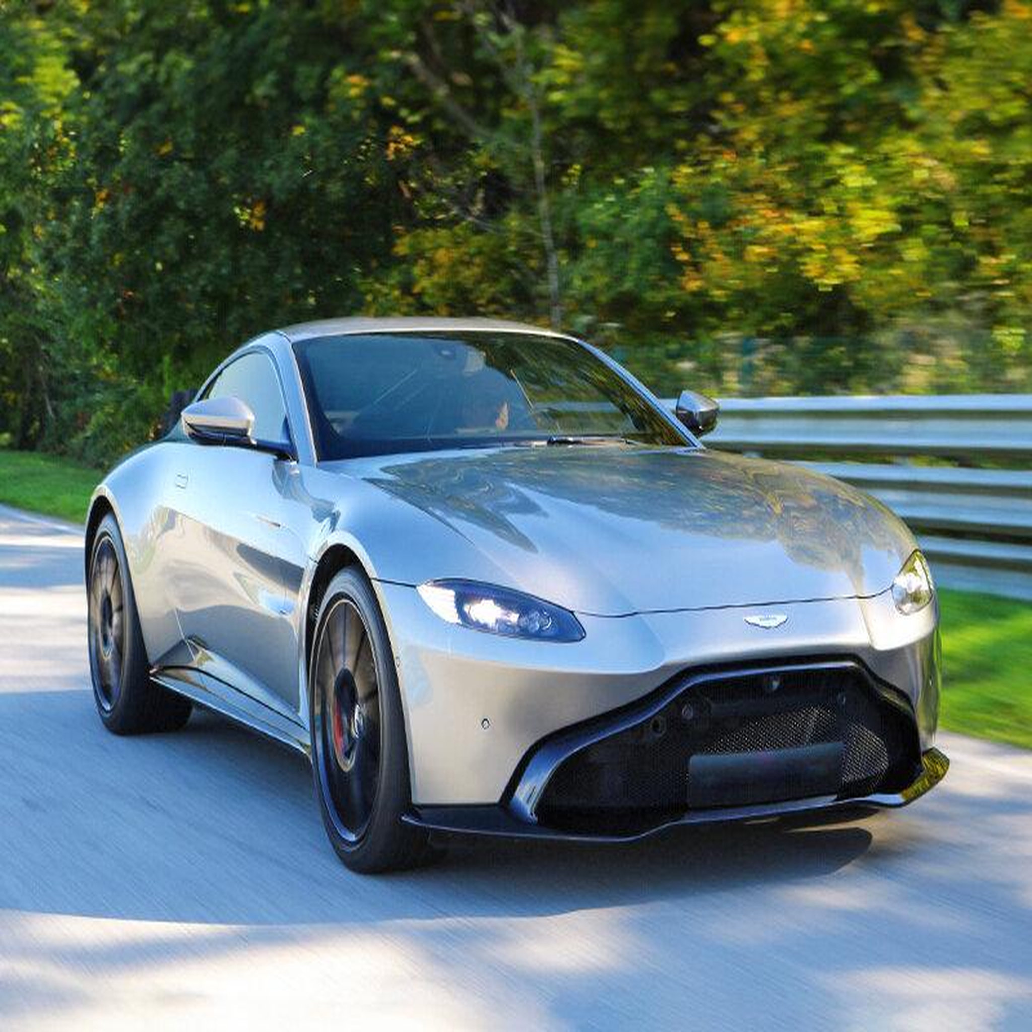 Voir la diapositive 2 : Smartbox Stage de pilotage : 2 tours sur le circuit du Roussillon en Aston-Martin Vantage - Coffret Cadeau Sport & Aventure