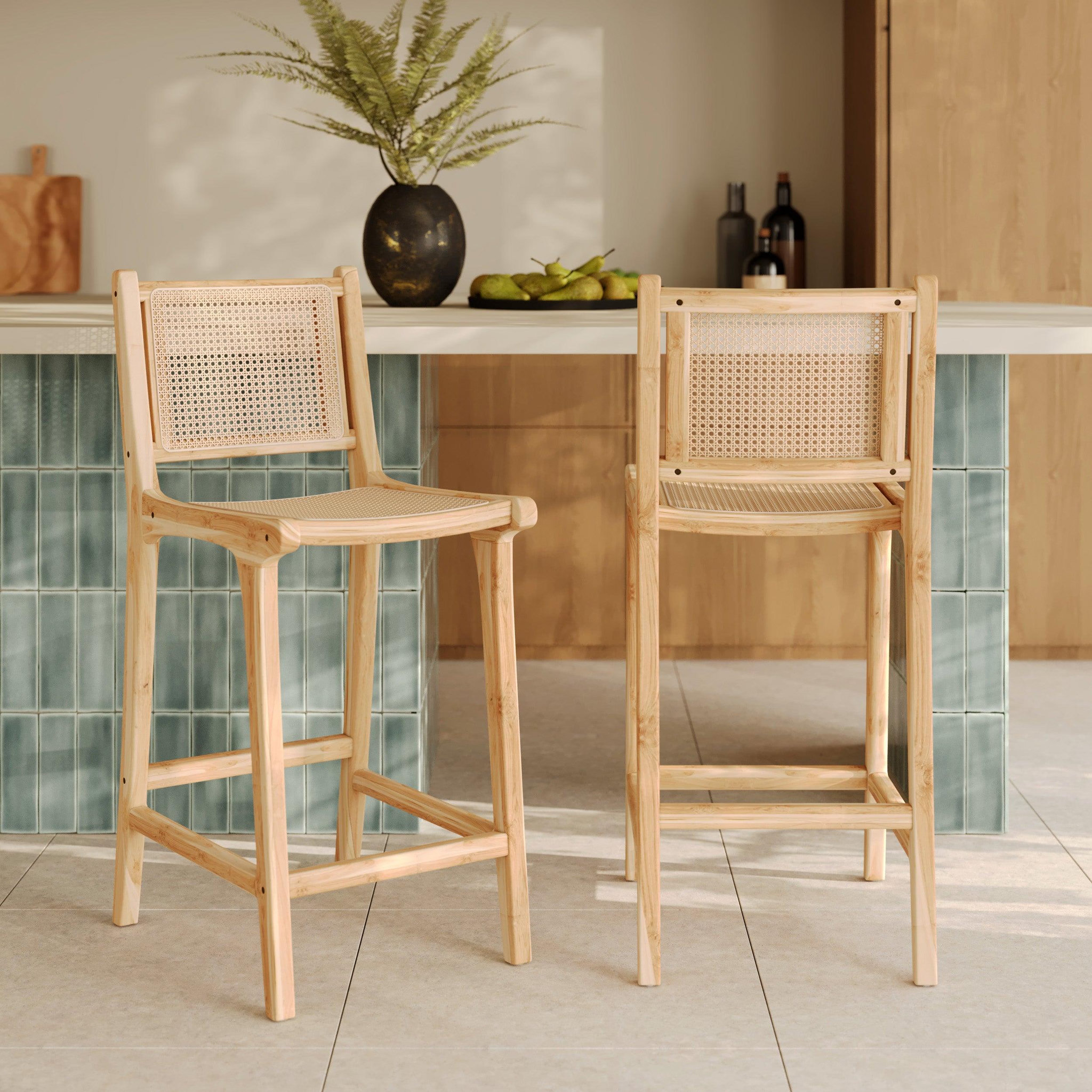 Voir la diapositive 2 : MAISON PAVANE Lot de 2 chaises pour îlot central en teck et cannage rotin 66,5 cm-kyla