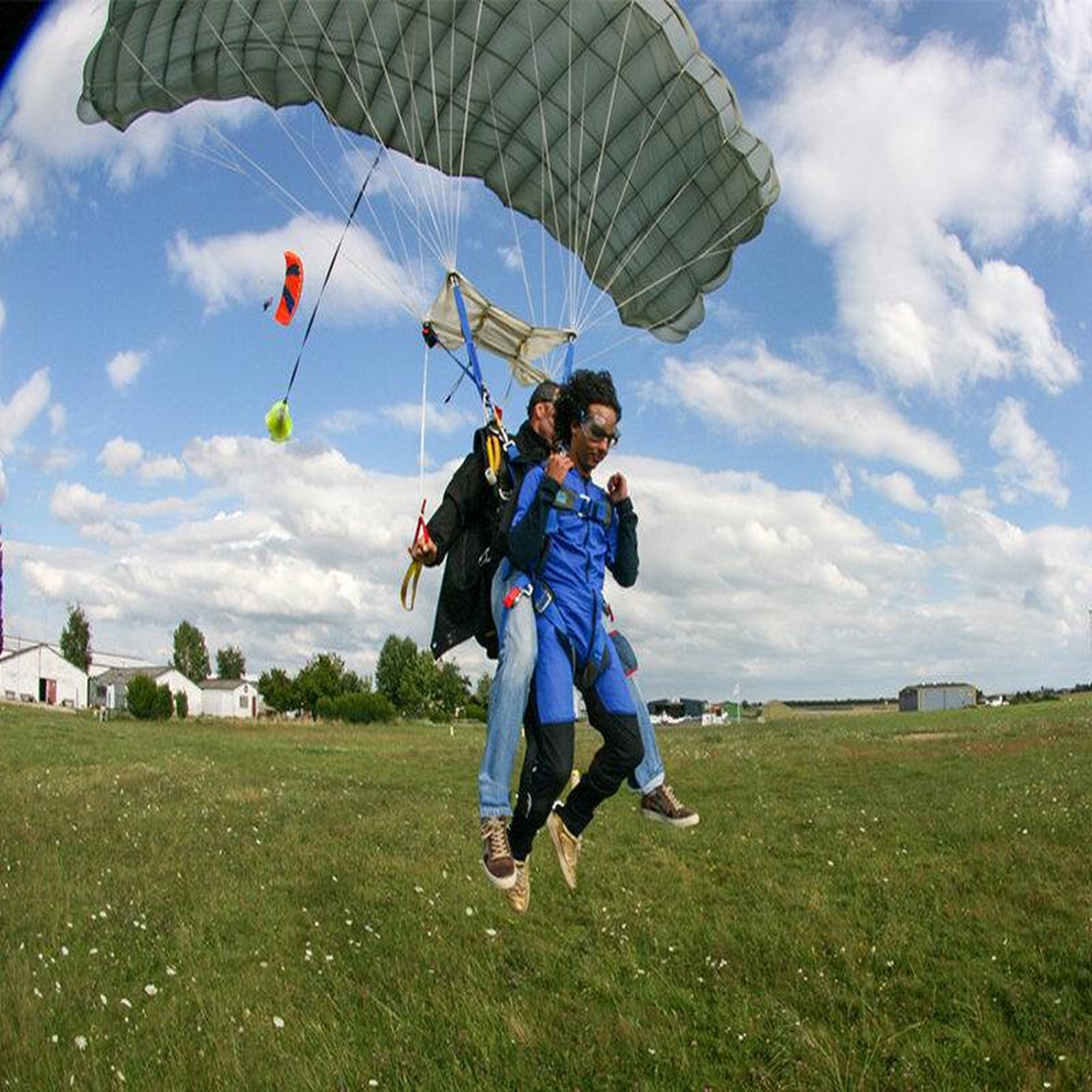 Voir la diapositive 3 : Smartbox Saut en parachute en tandem près de dijon - coffret cadeau sport & aventure