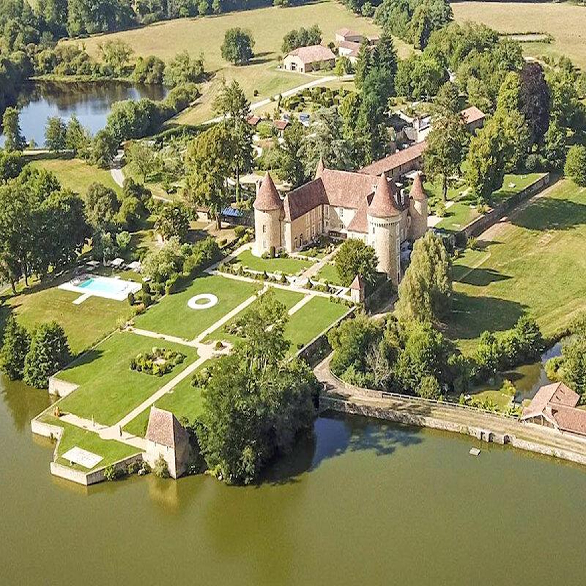 Voir la diapositive 2 : Smartbox Vol en montgolfière en charente - coffret cadeau sport & aventure