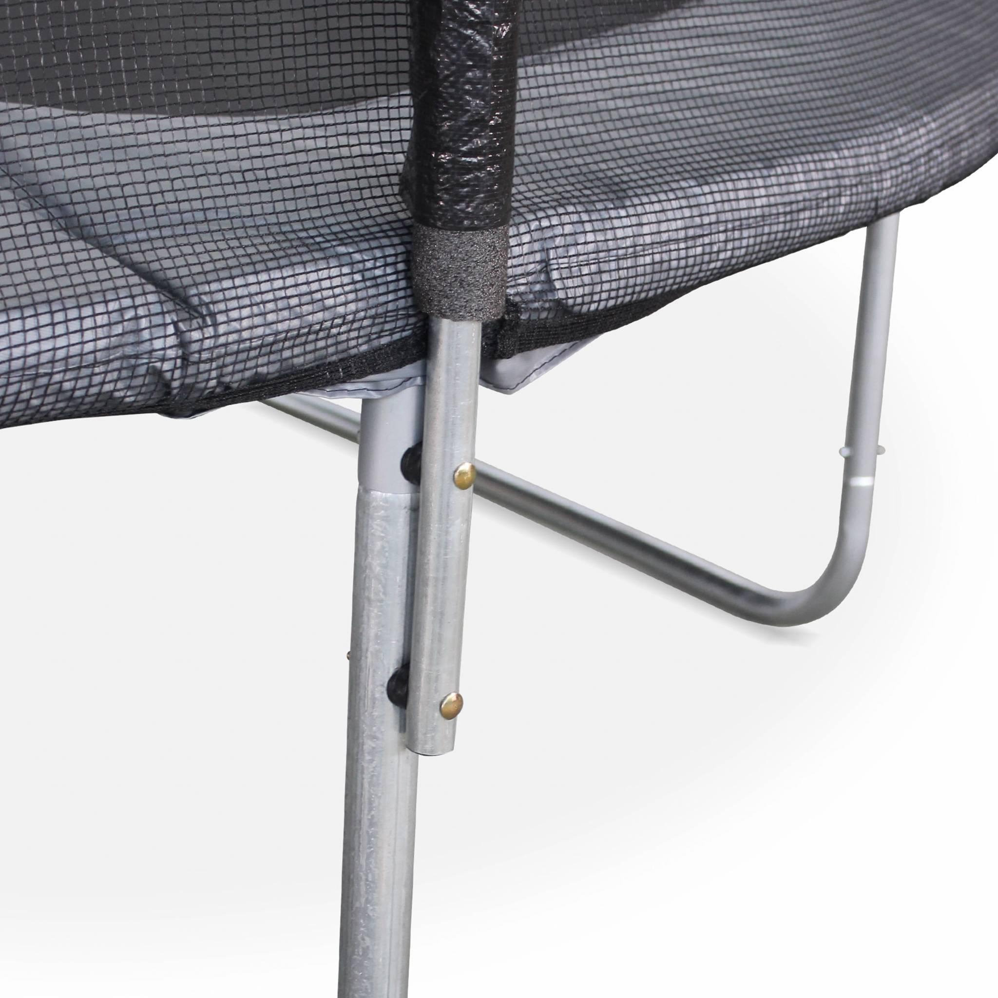 Voir la diapositive 3 : SWEEEK Trampoline rond Ø 250cm gris avec son filet de protection - Pluton - Trampoline de jardin 2.5m| Qualité PRO. | Normes EU.
