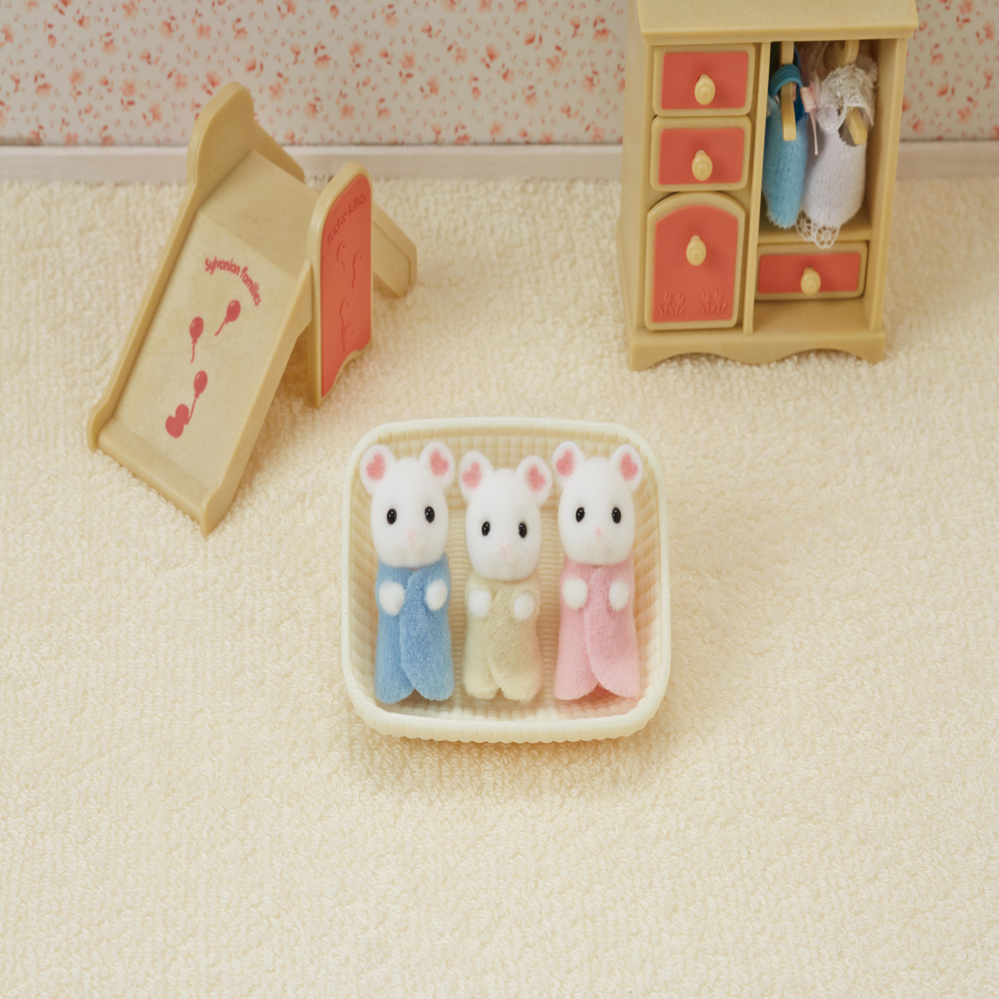 Voir la diapositive 2 : Sylvanian families 5337 - Les triplés souris marshmallow Sylvanian