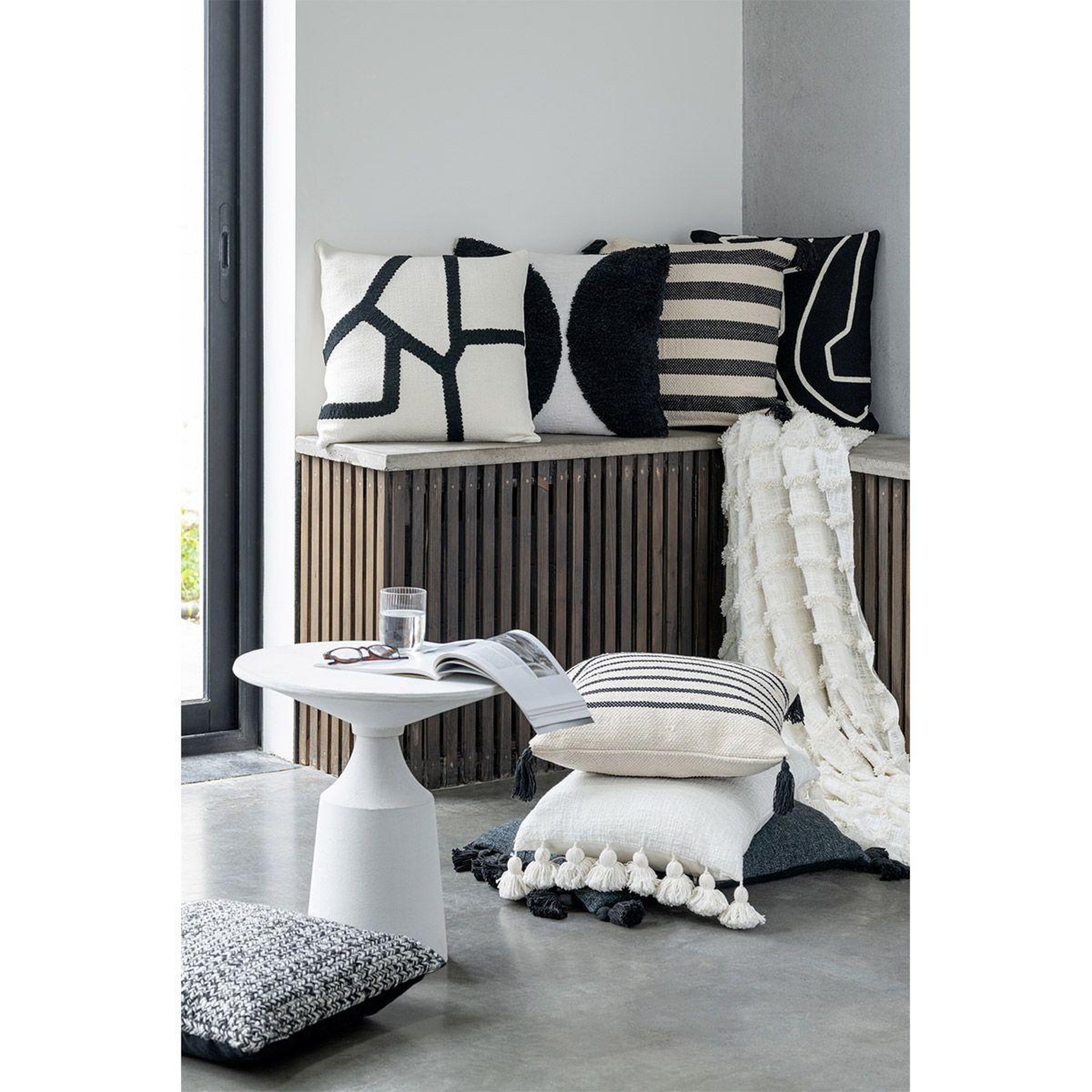 Voir la diapositive 5 : J-LINE Coussin déco  ligne  43x43cm blanc & noir